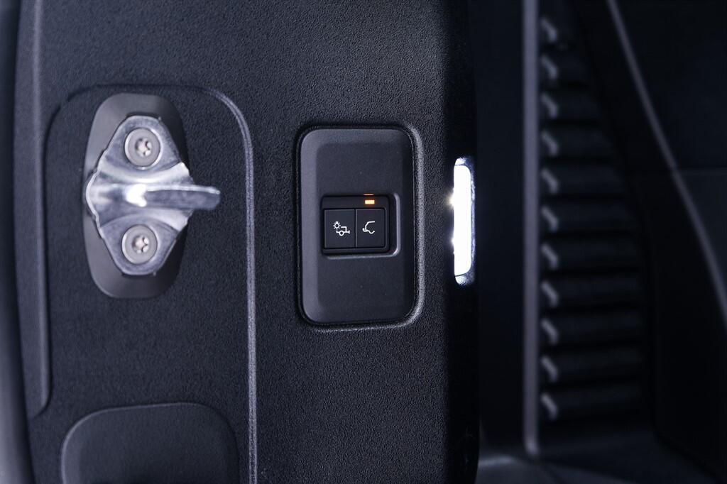 Land Rover Defender 90 - Image 36