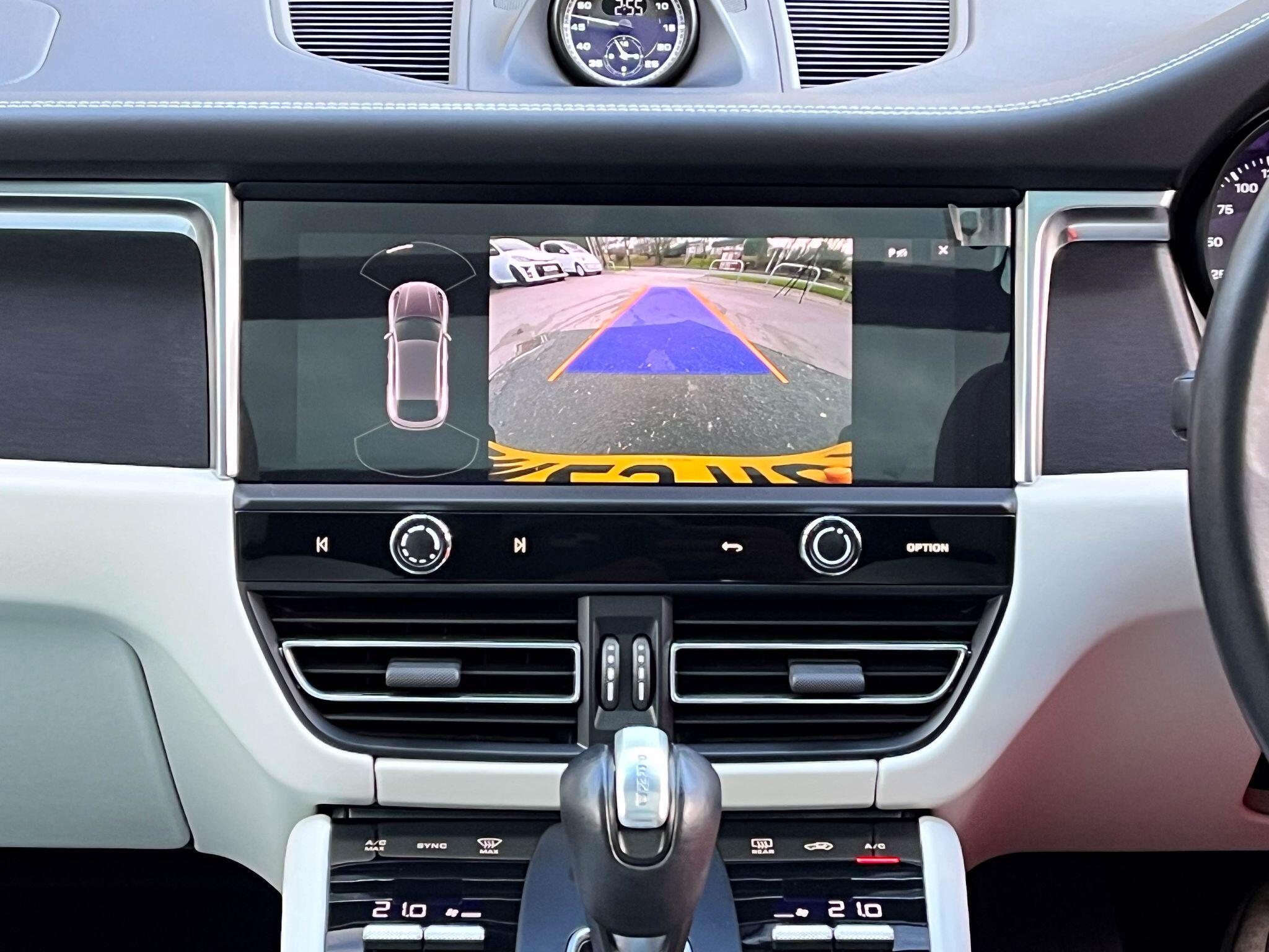 Porsche Macan - Image 12