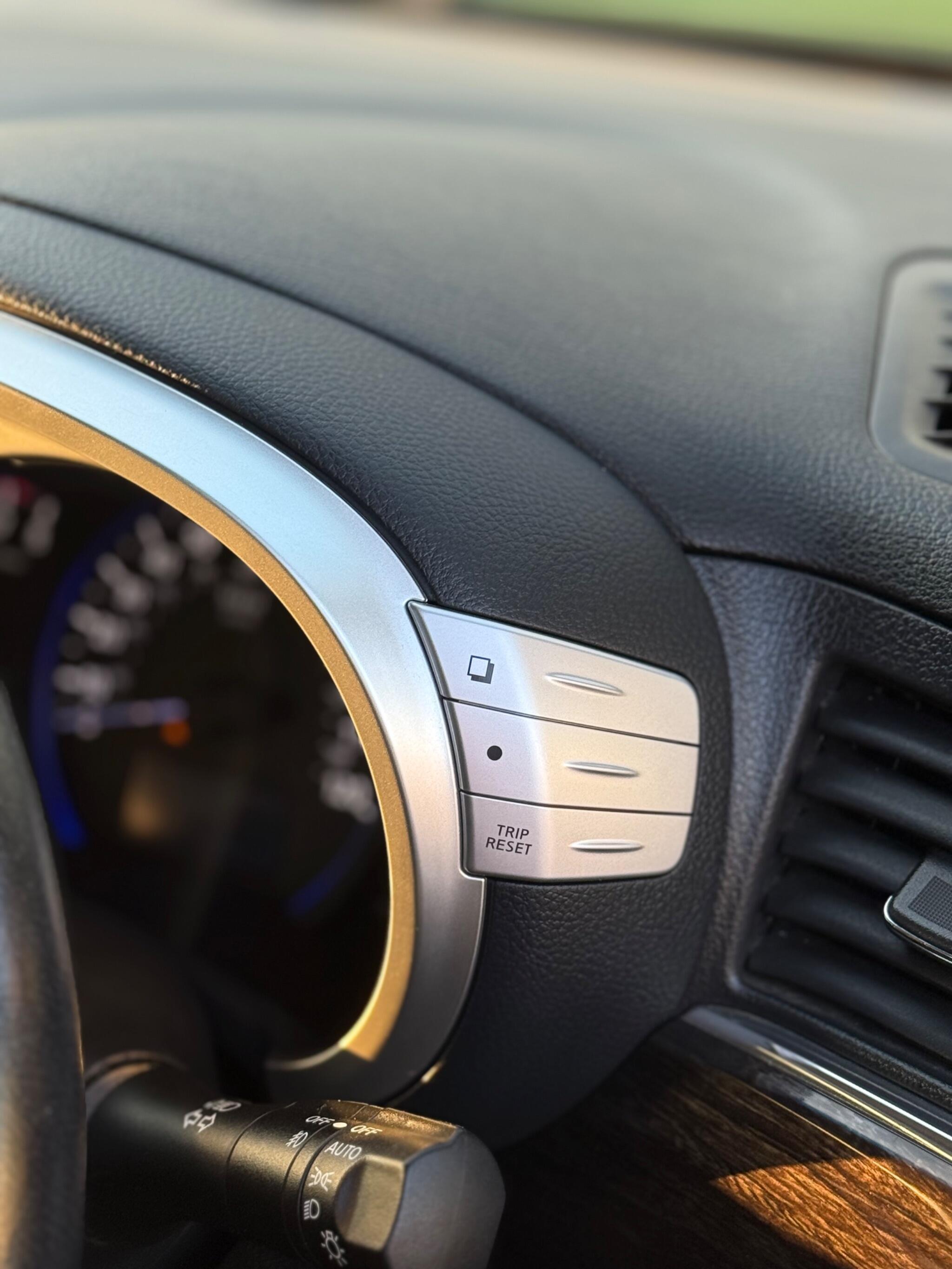 Nissan Elgrand - Image 48