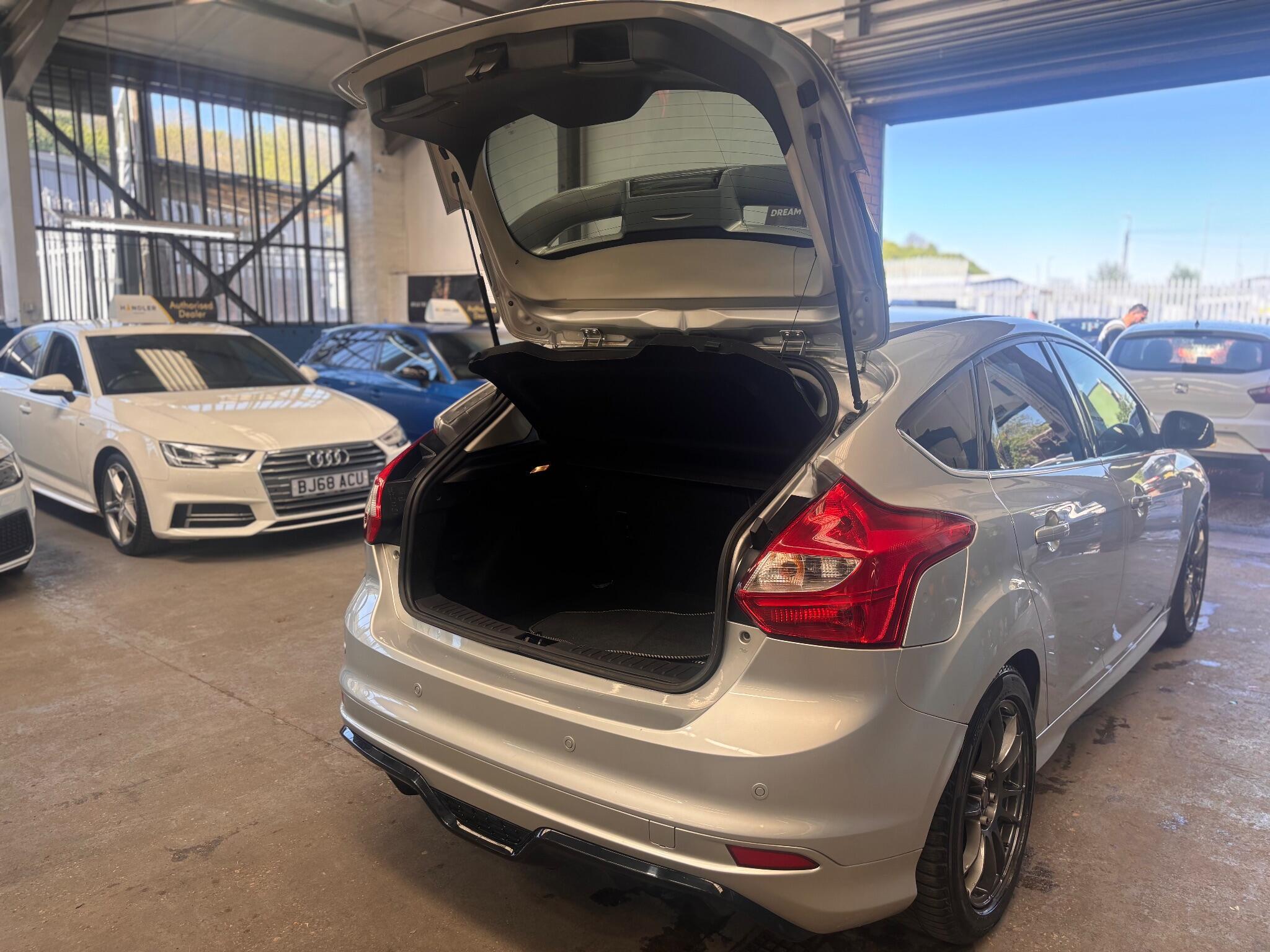 Ford Focus - Image 32