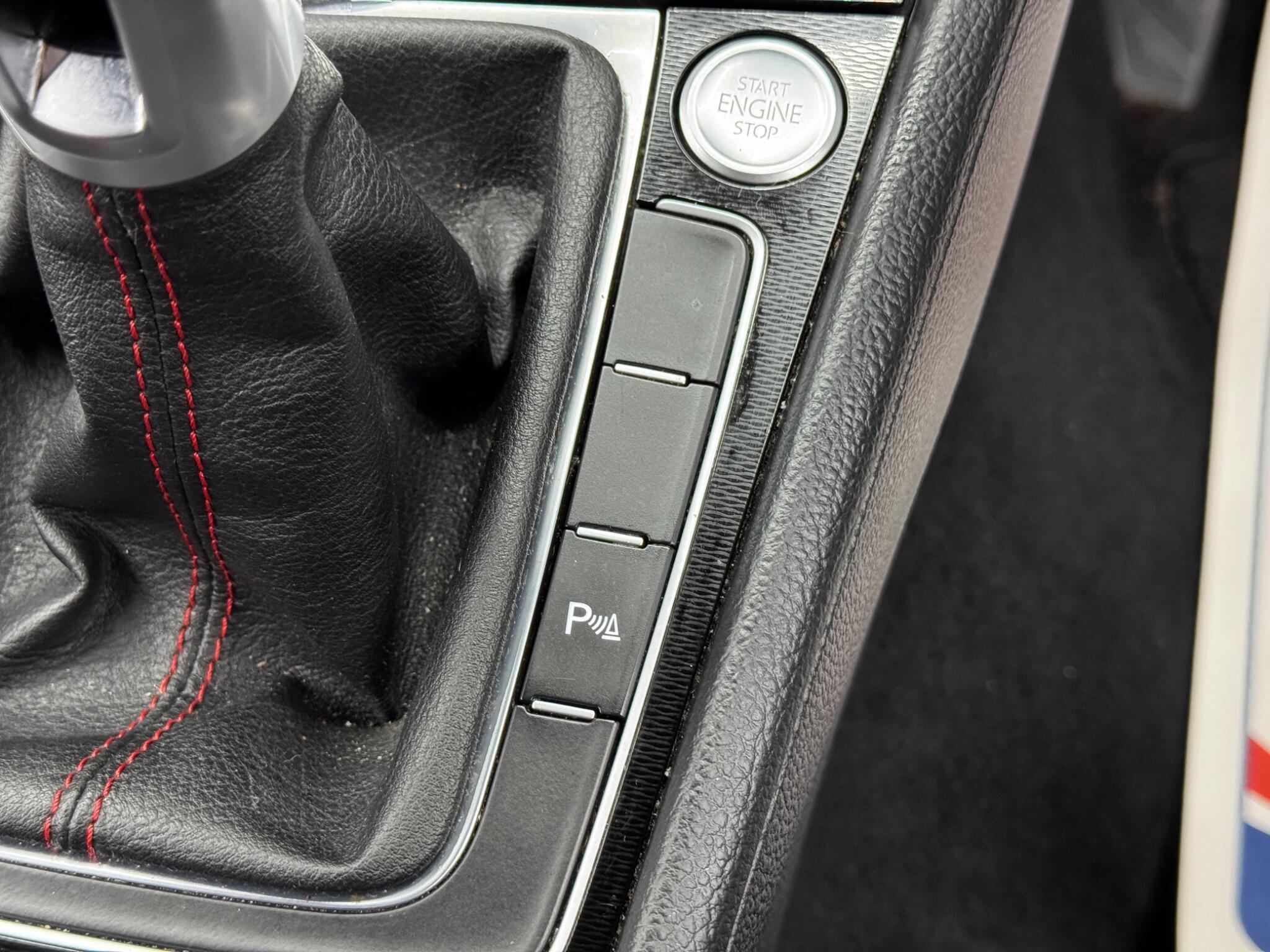 Volkswagen Golf - Image 26