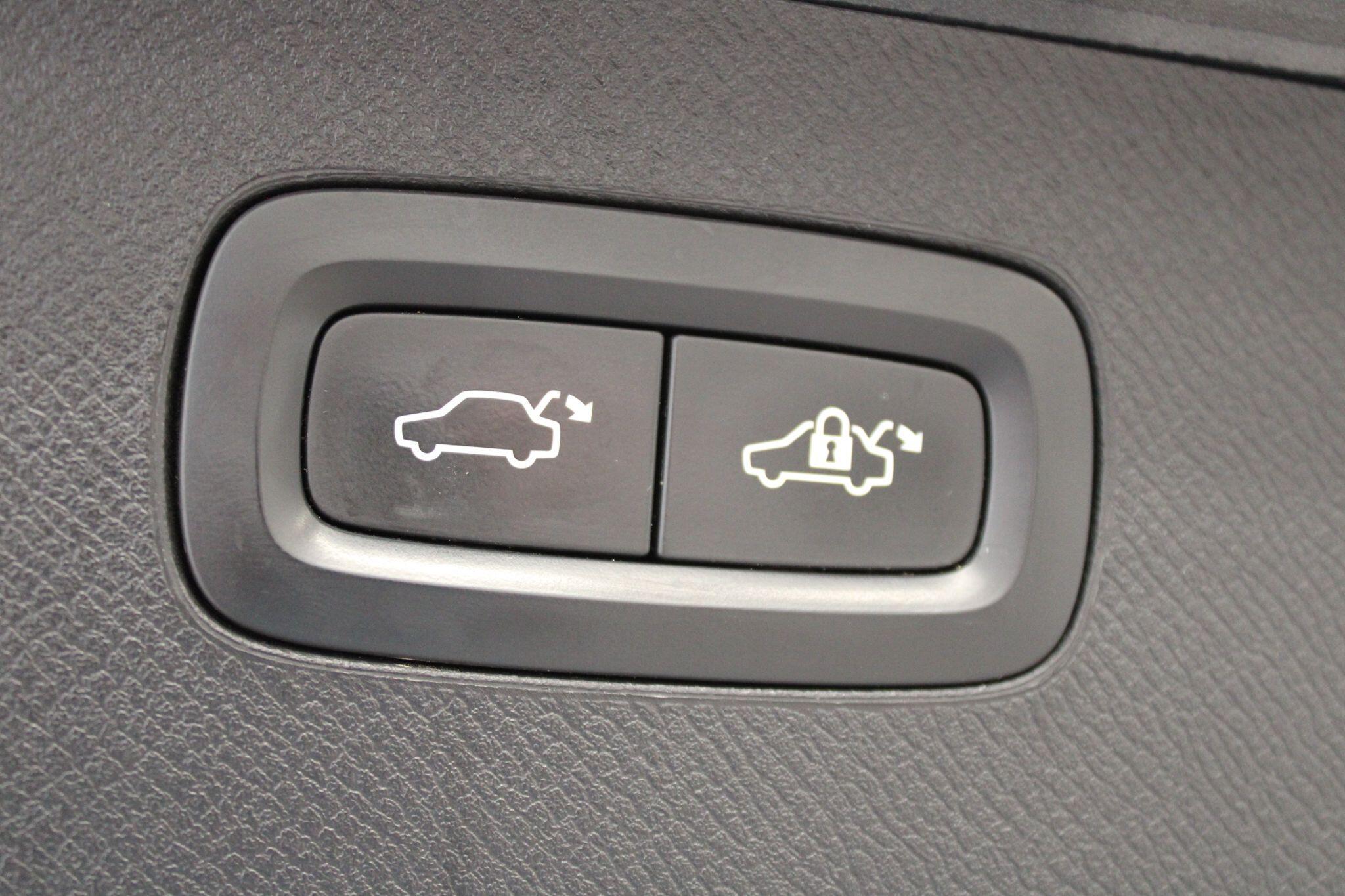 Volvo XC90 - Image 15