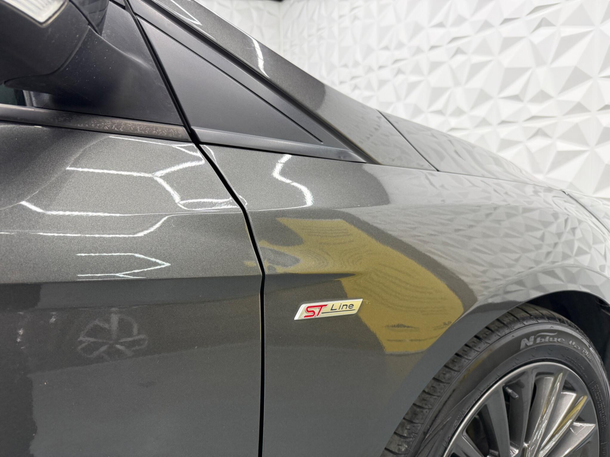 Ford Focus - Image 16