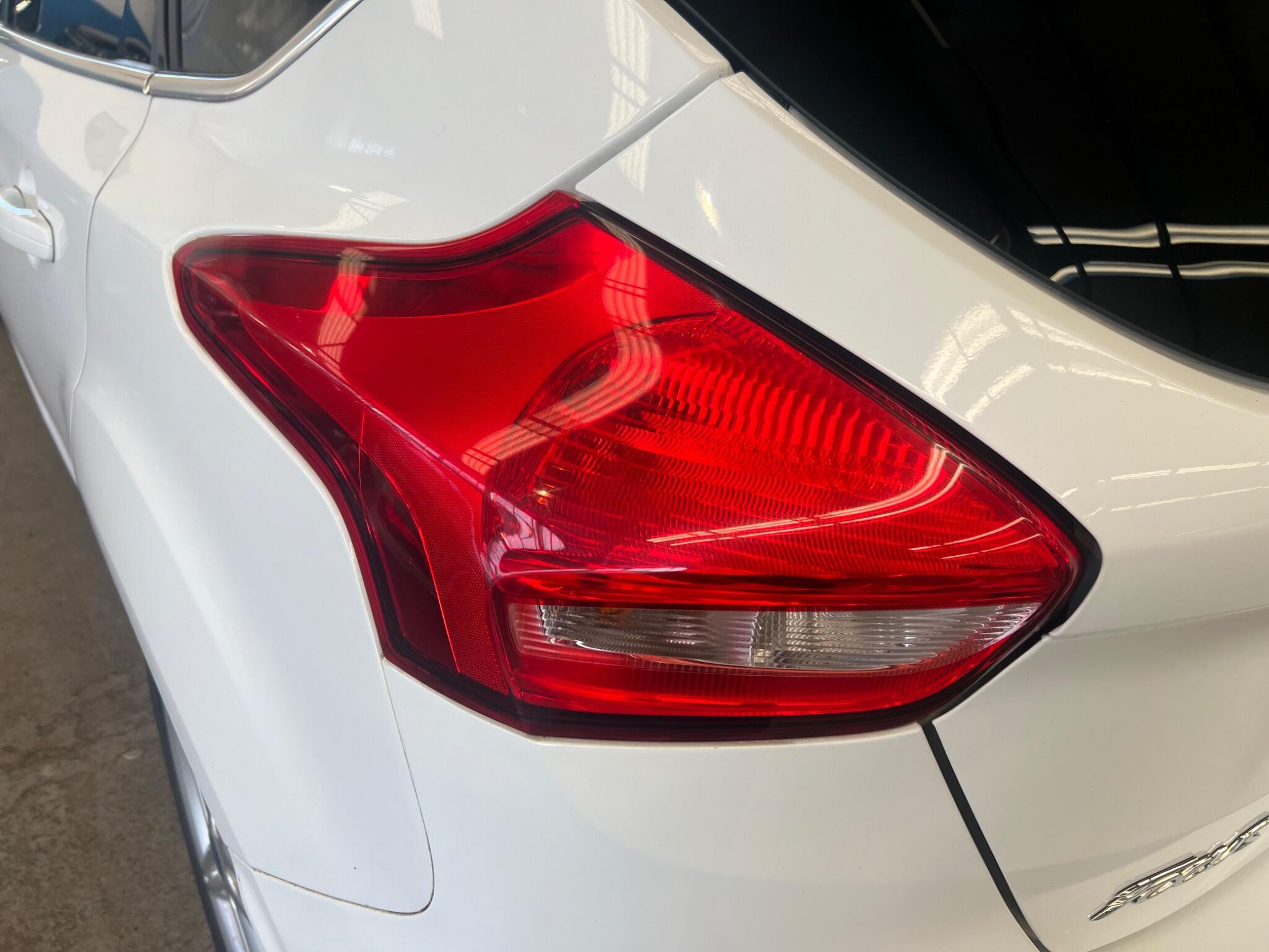 Ford Focus - Image 11