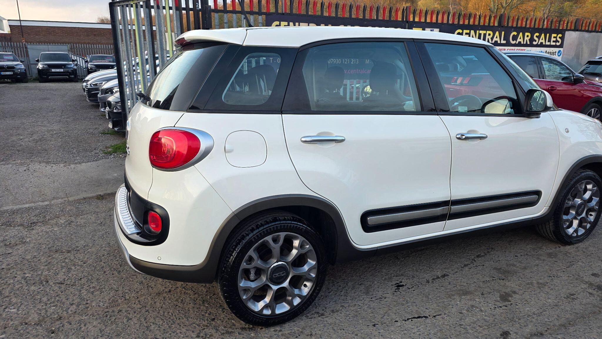 Fiat 500L - Image 10