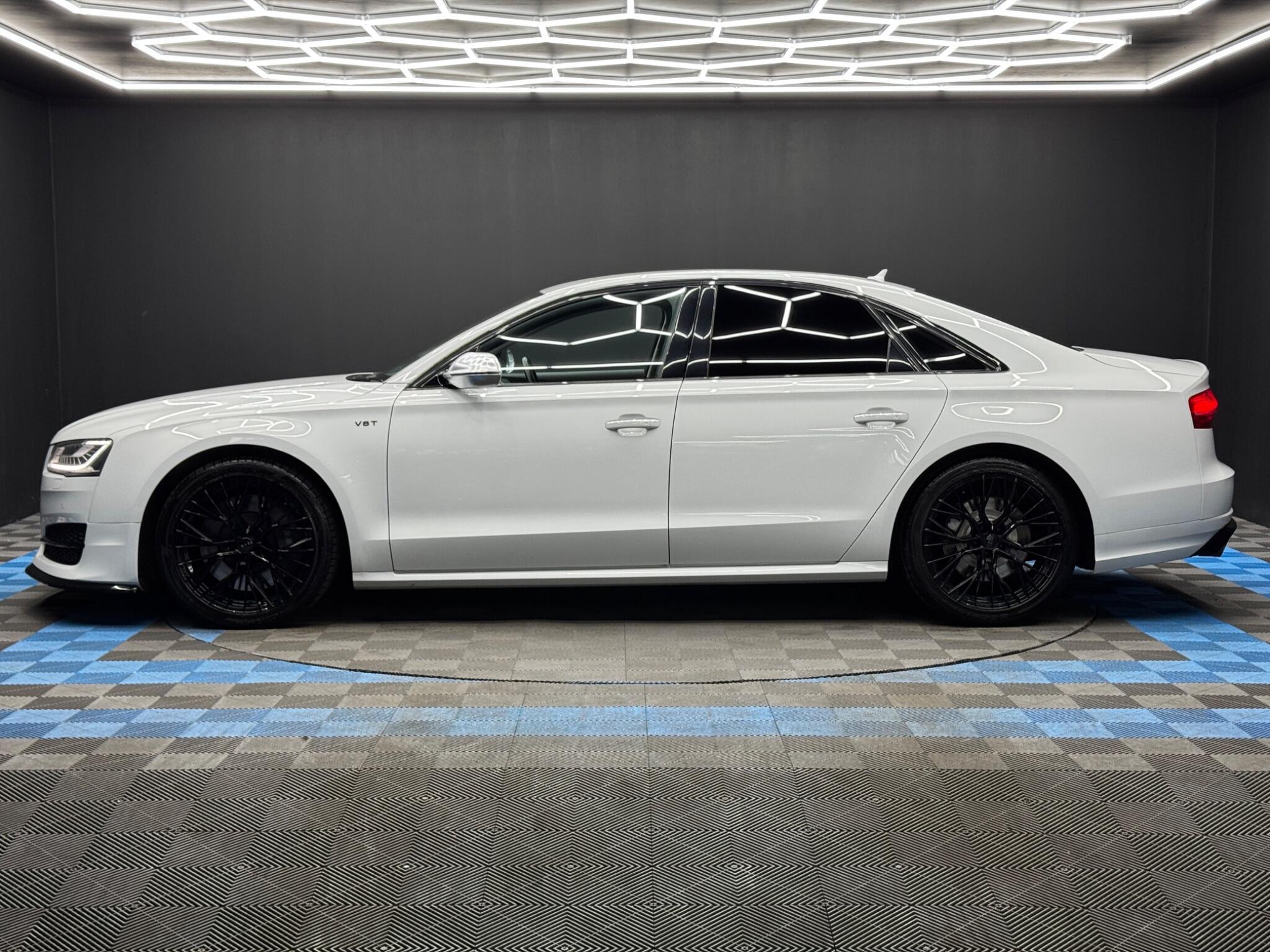 Audi S8 - Image 8