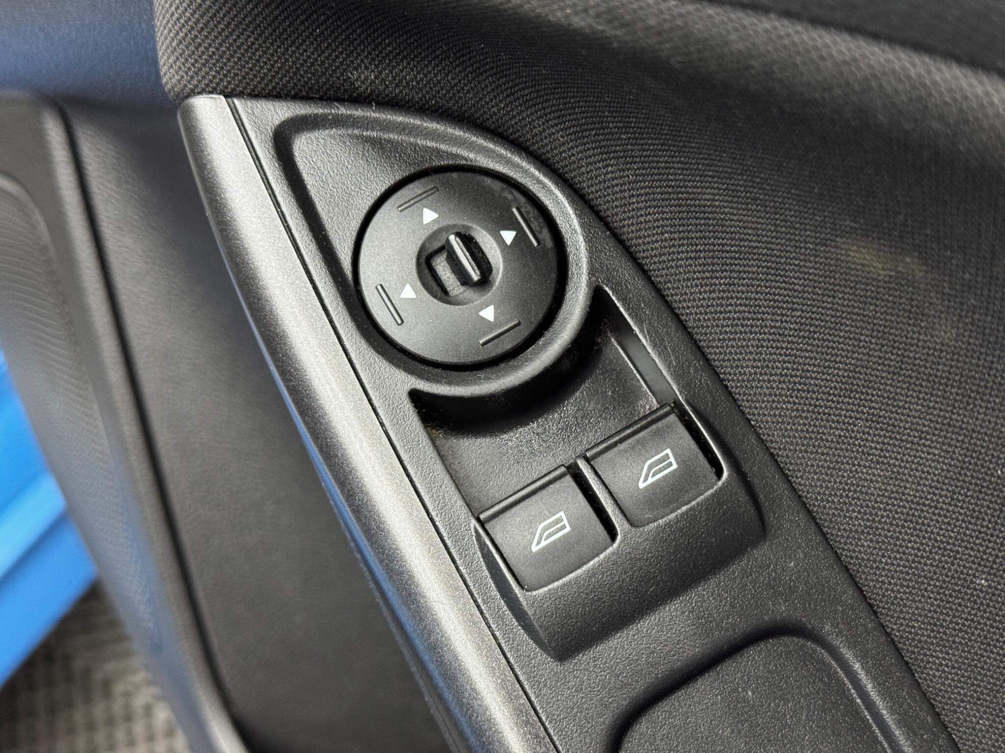Ford Focus - Image 37