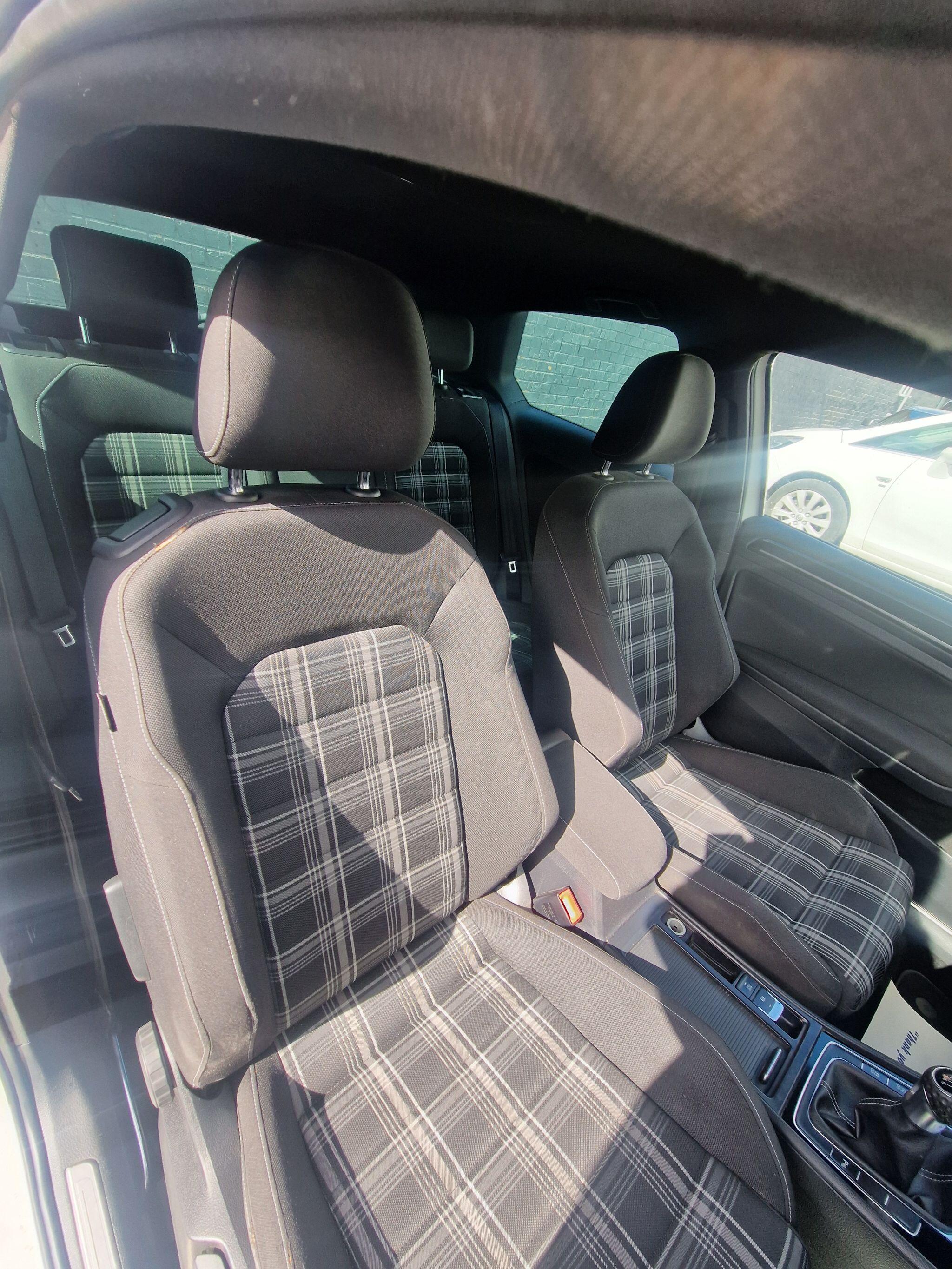 Volkswagen Golf - Image 30