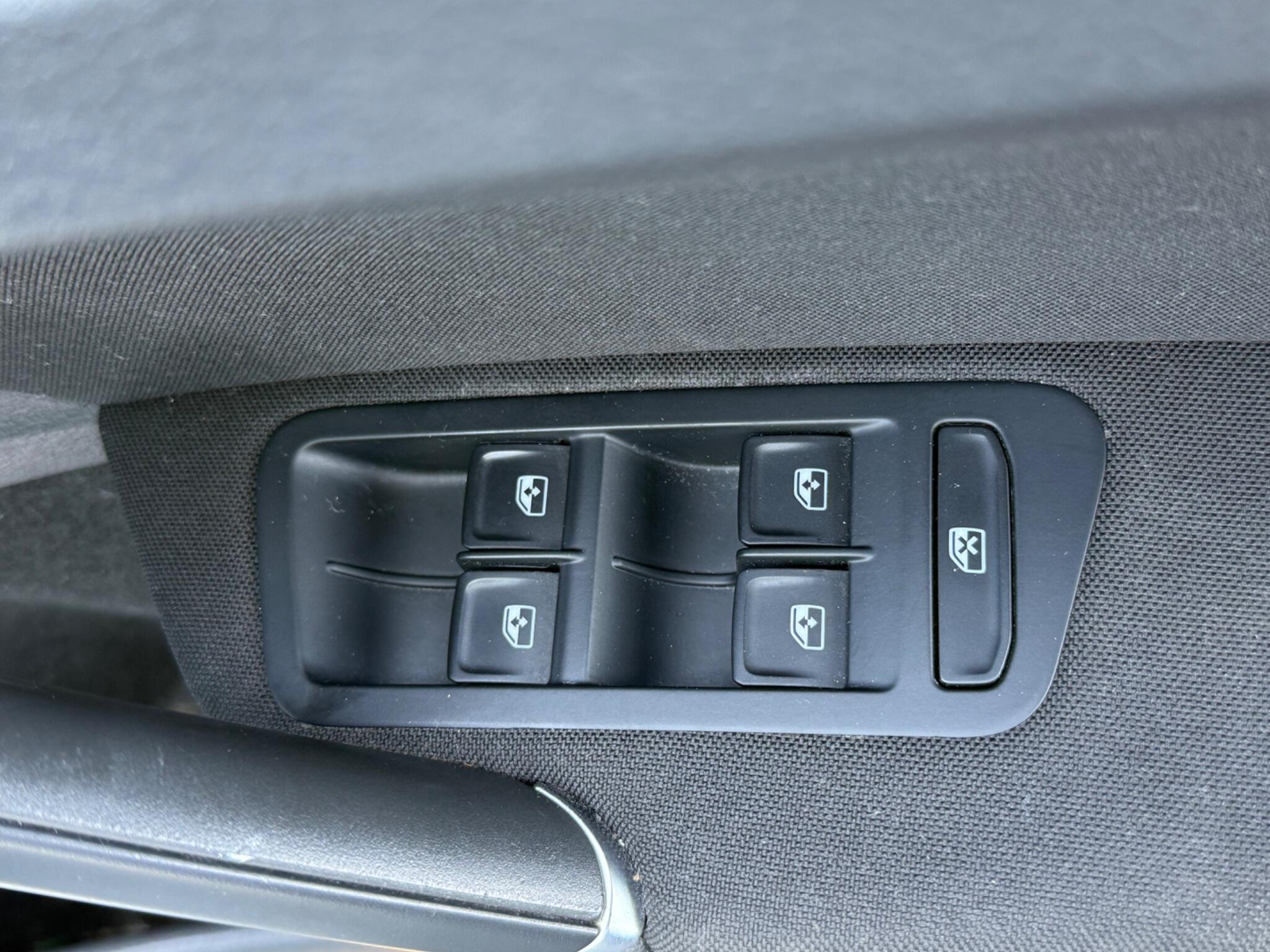 Volkswagen Golf - Image 18