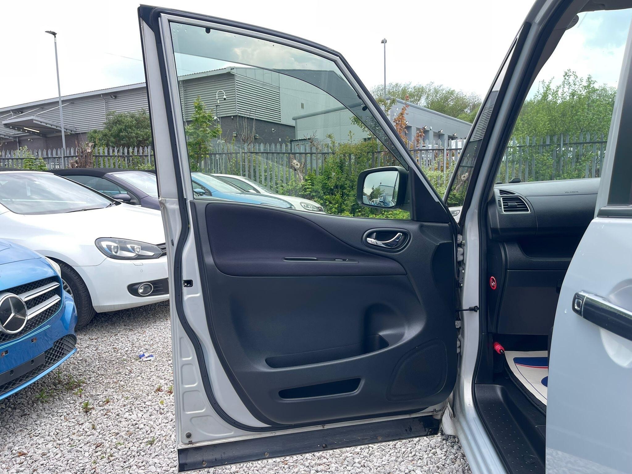 Nissan Serena - Image 9