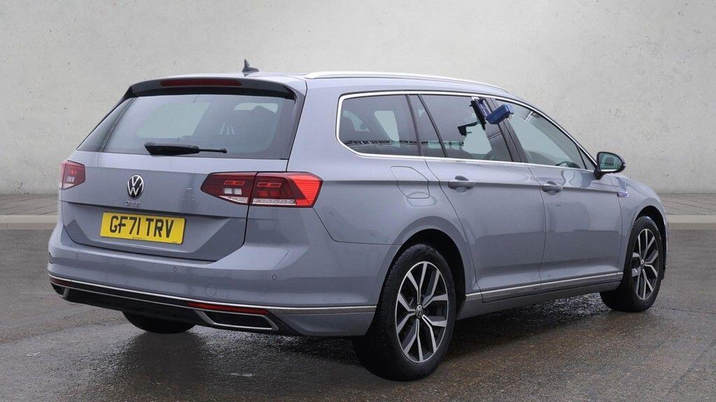 Volkswagen Passat - Image 7