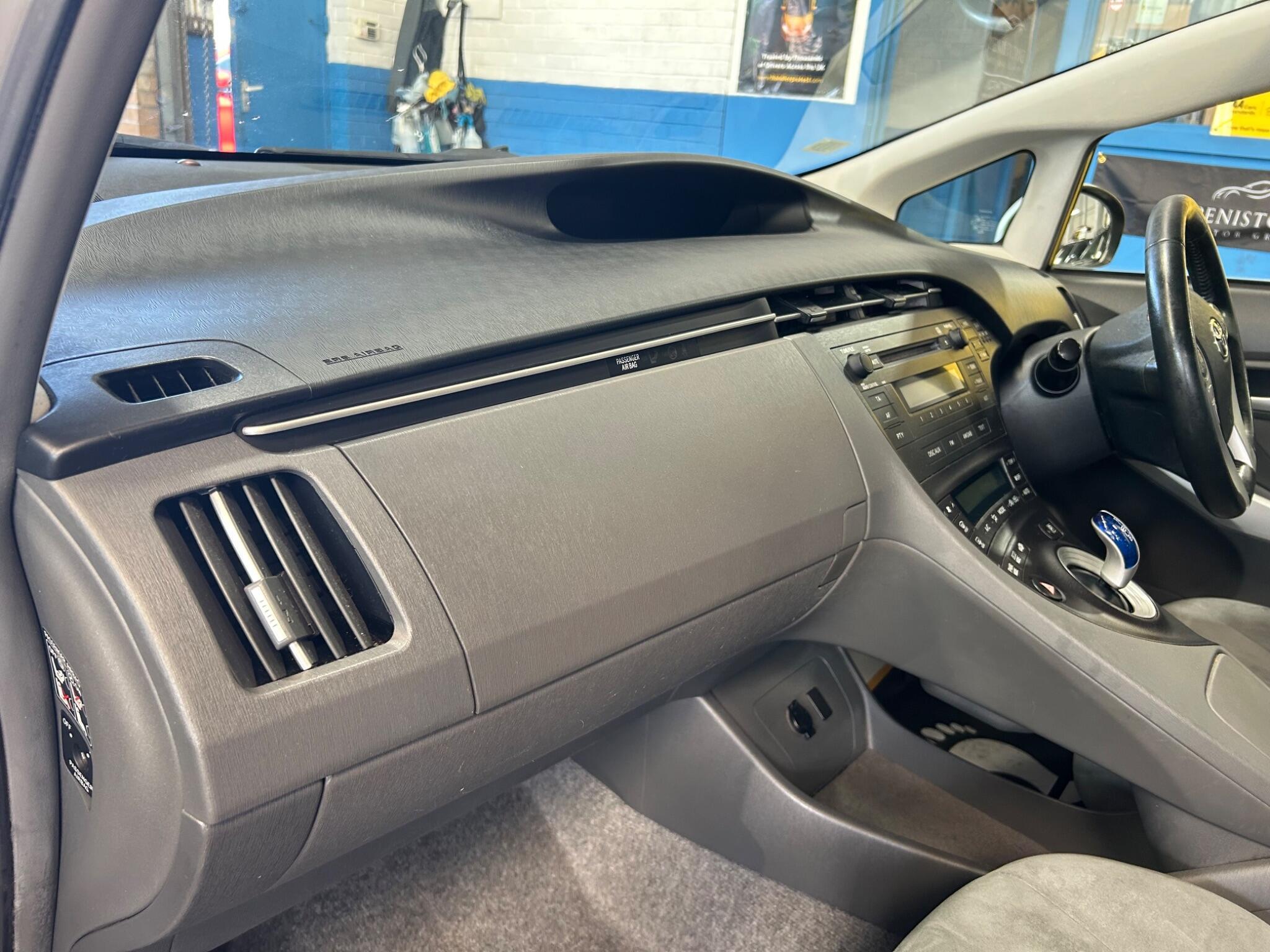 Toyota Prius - Image 17