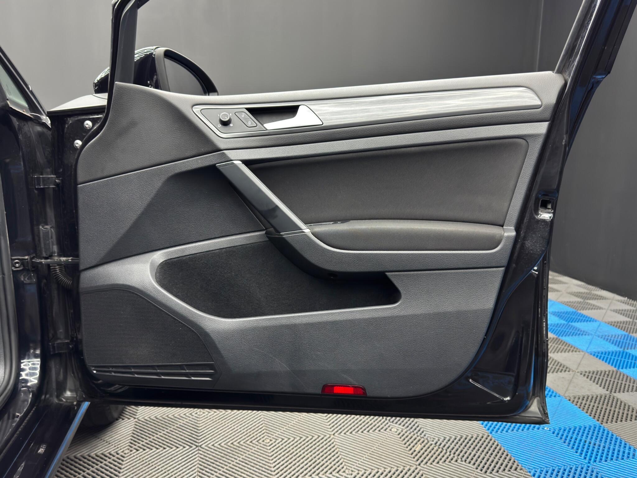 Volkswagen Golf - Image 36