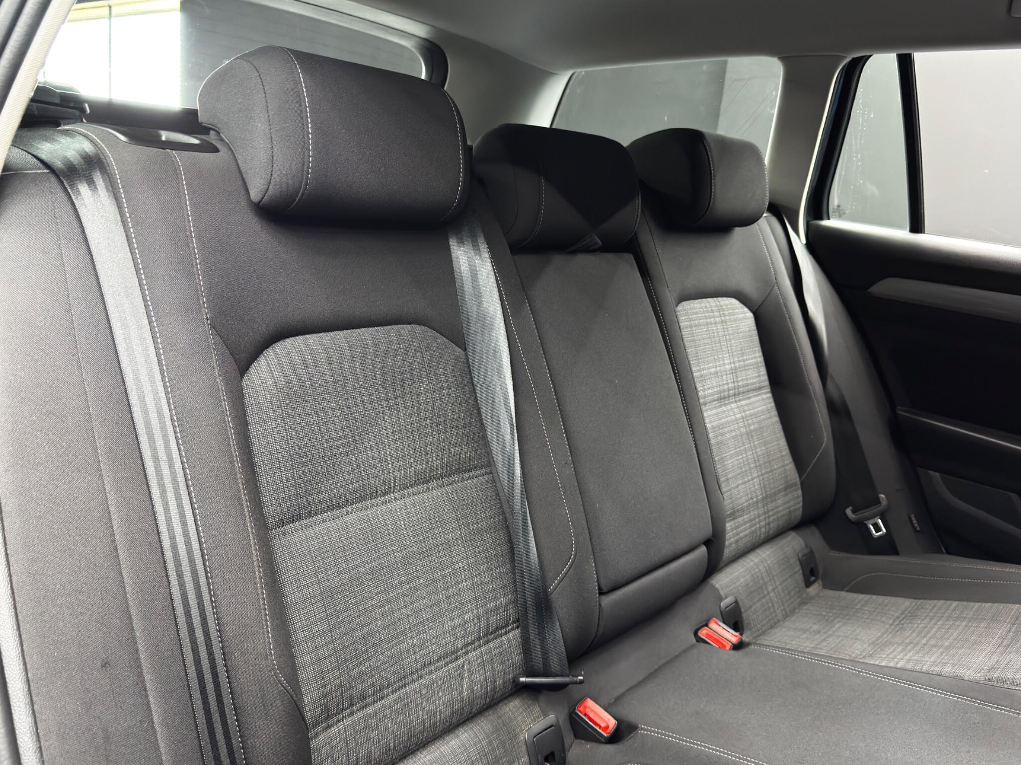 Volkswagen Passat - Image 14