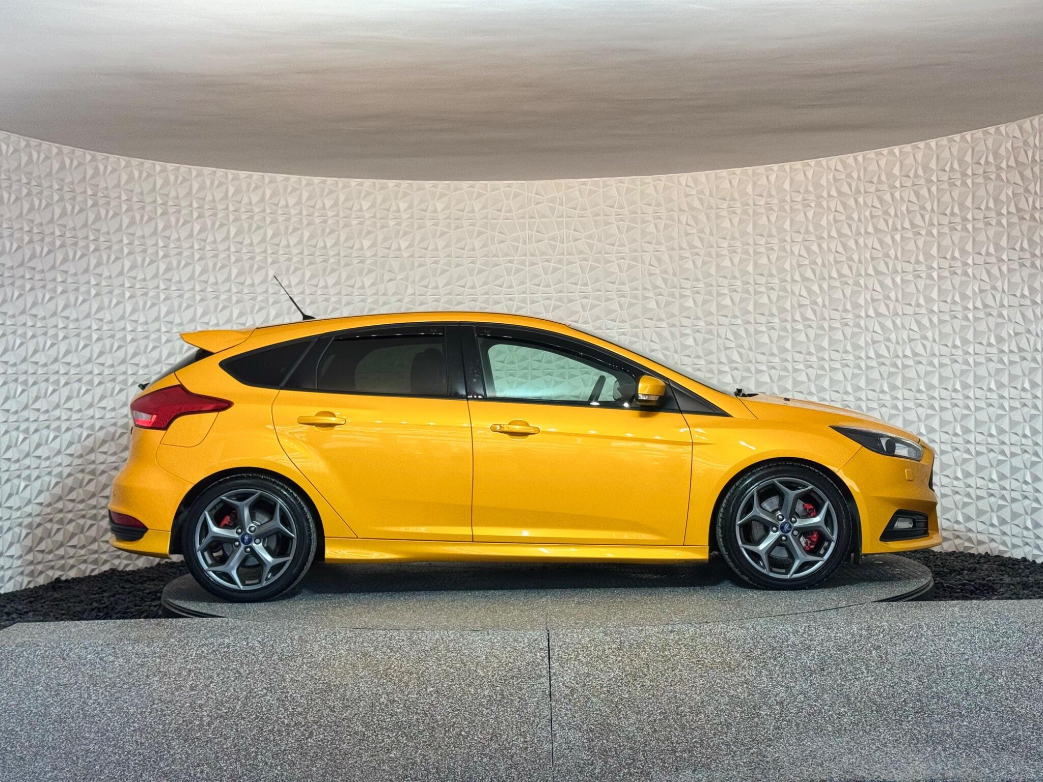 Ford Focus - Image 9