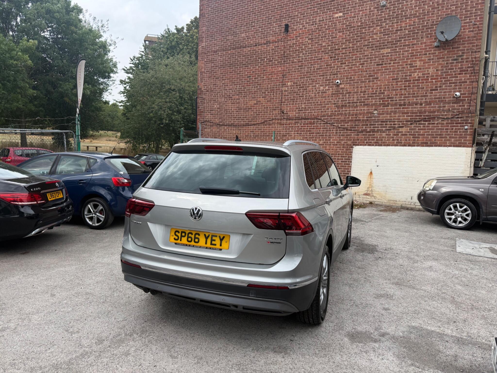 Volkswagen Tiguan - Image 7