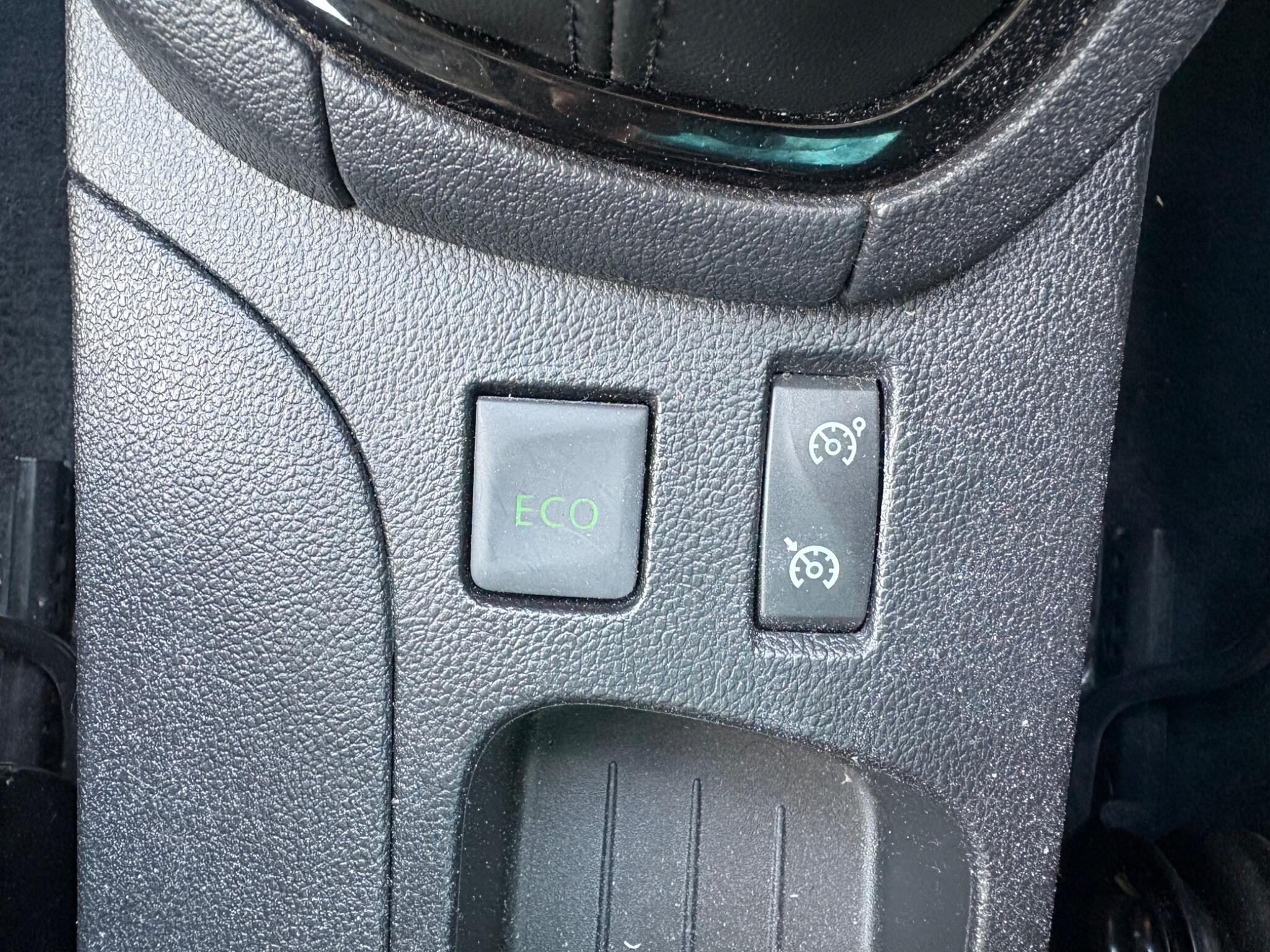 Renault Clio - Image 34