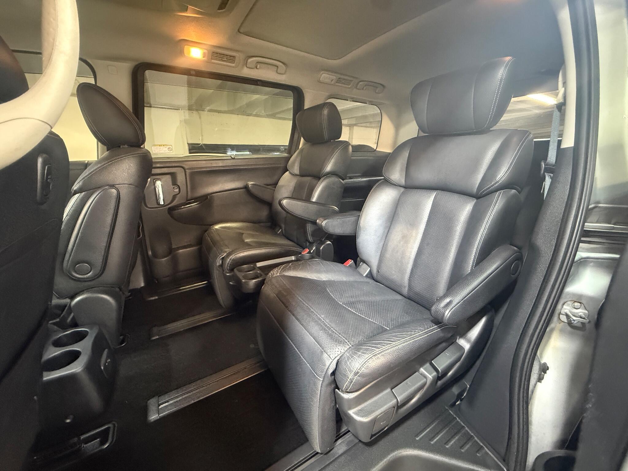 Nissan Elgrand - Image 14