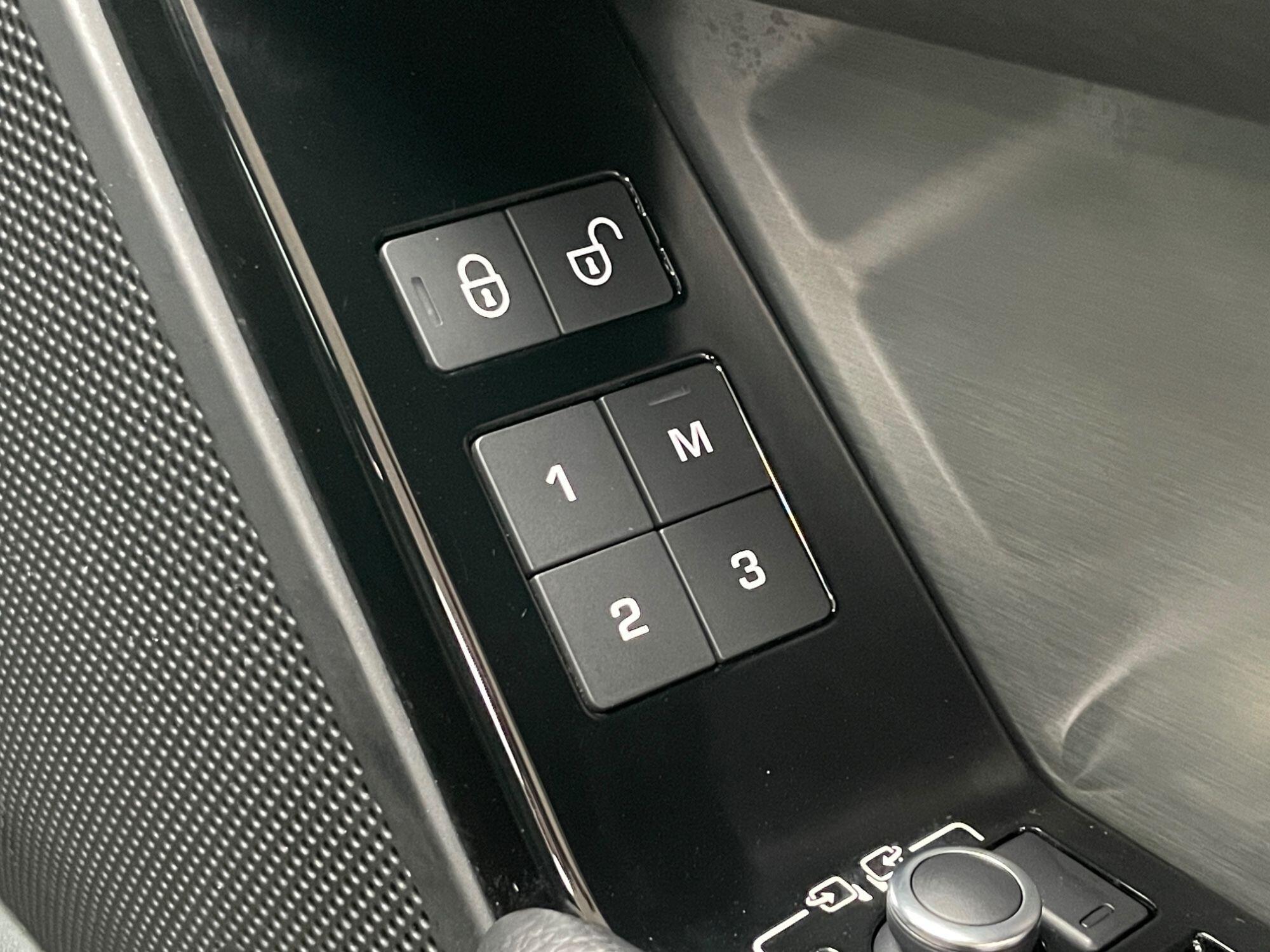 Land Rover Range Rover Velar - Image 34