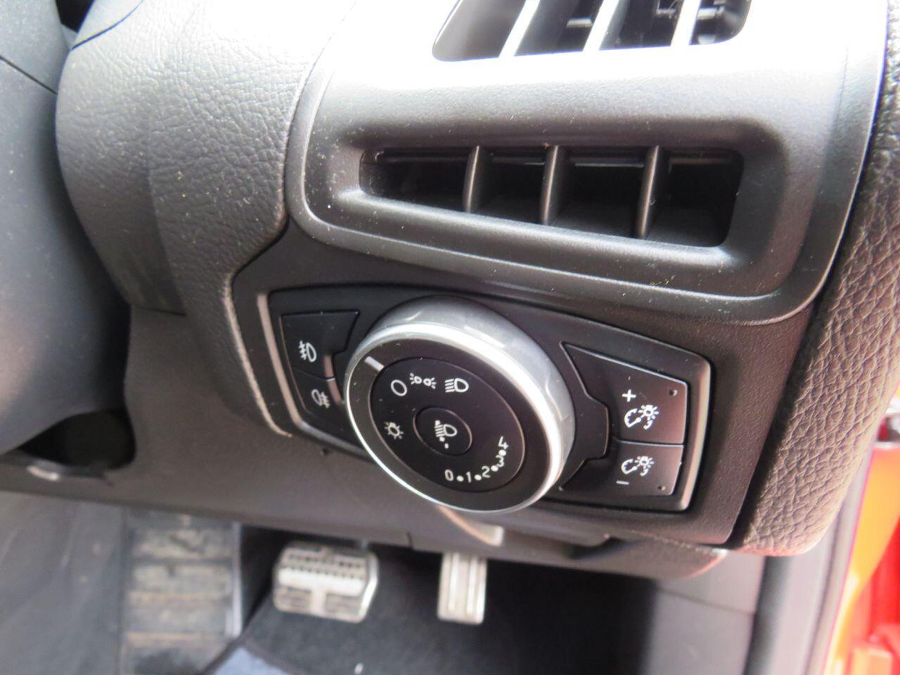 Ford Focus - Image 17