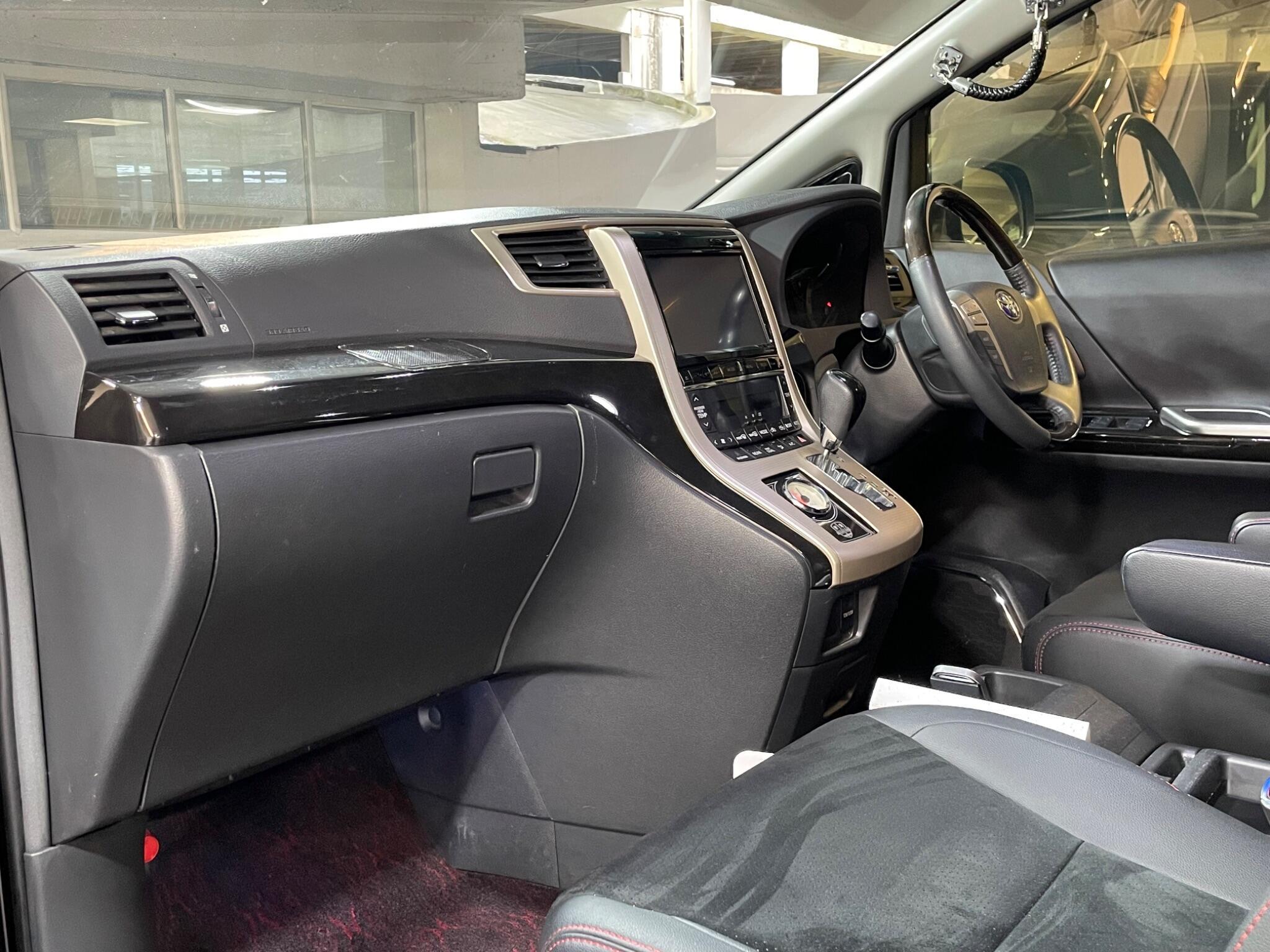 Toyota Vellfire - Image 10
