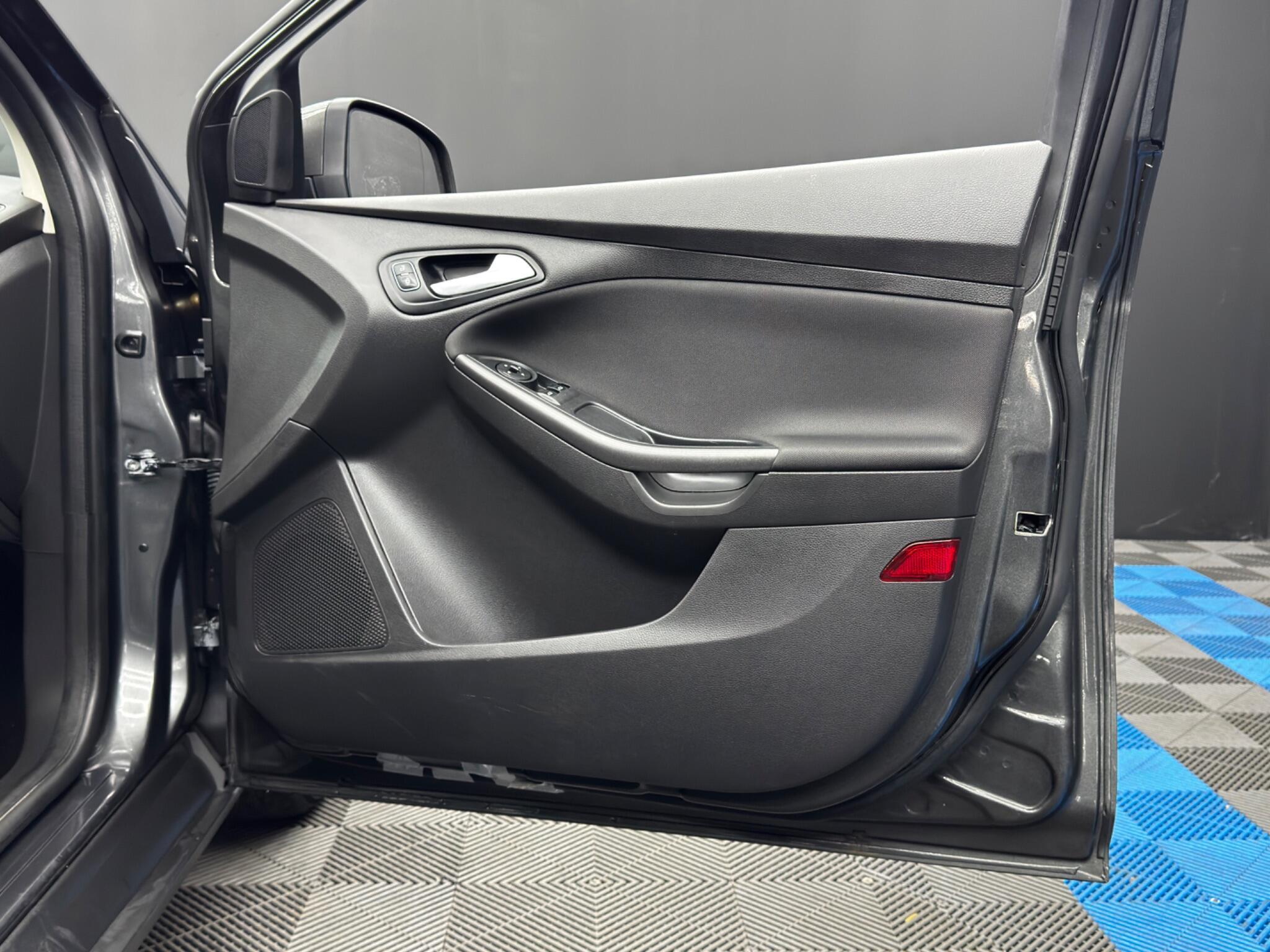 Ford Focus - Image 37