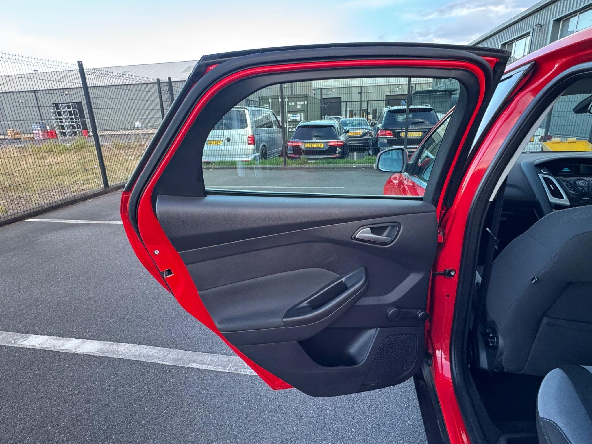 Ford Focus - Image 16