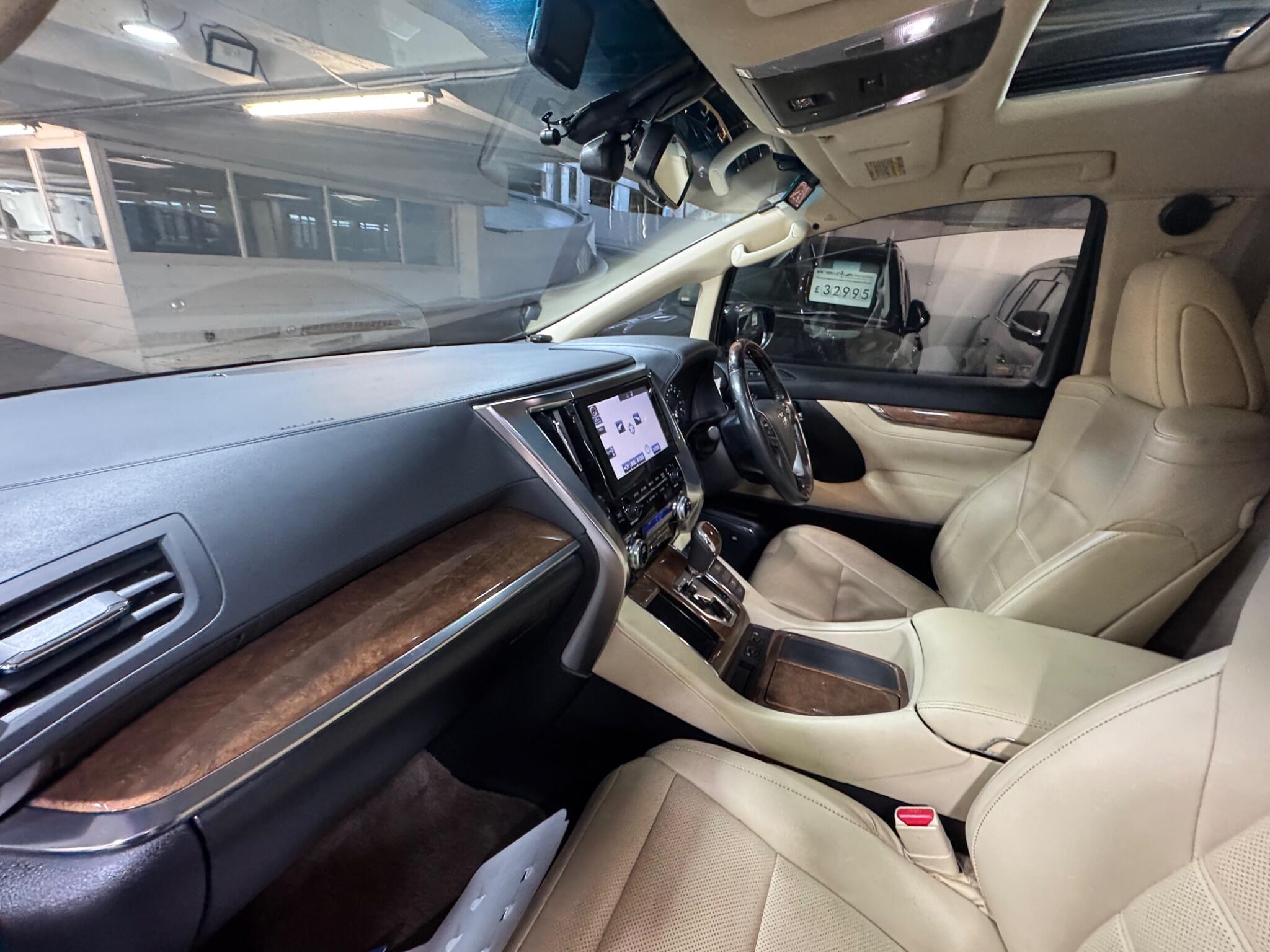 Toyota Vellfire - Image 10
