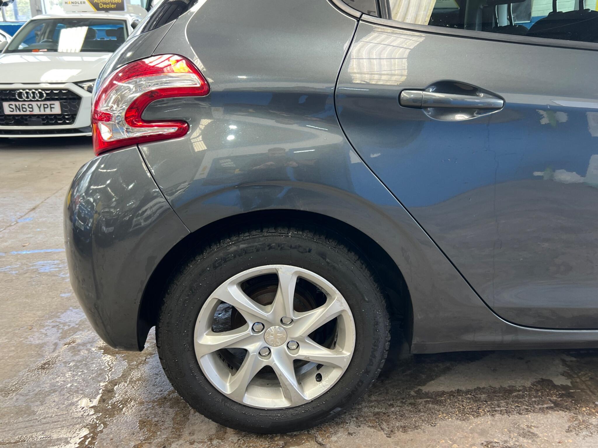 Peugeot 208 - Image 18