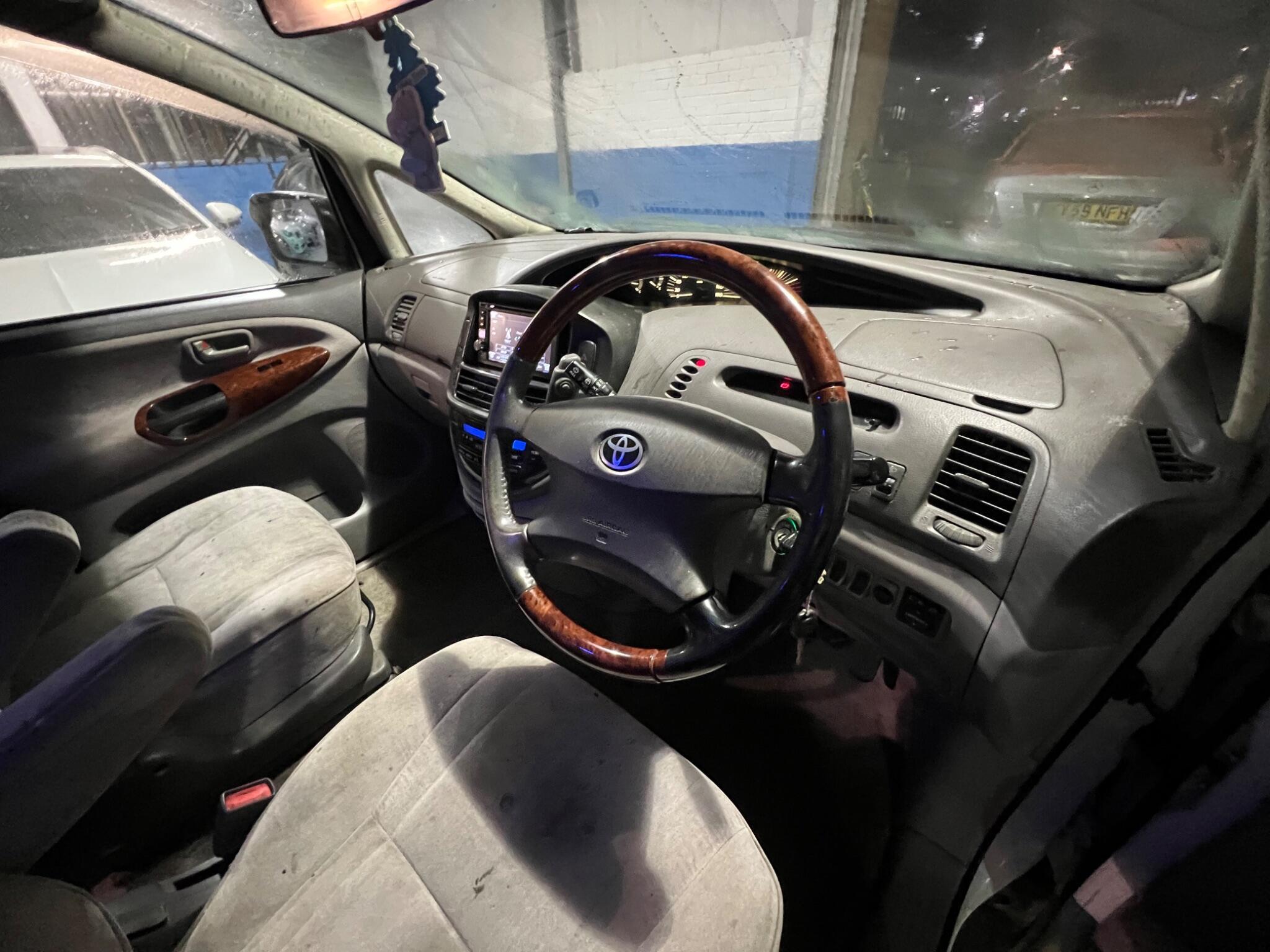 Toyota Estima - Image 15