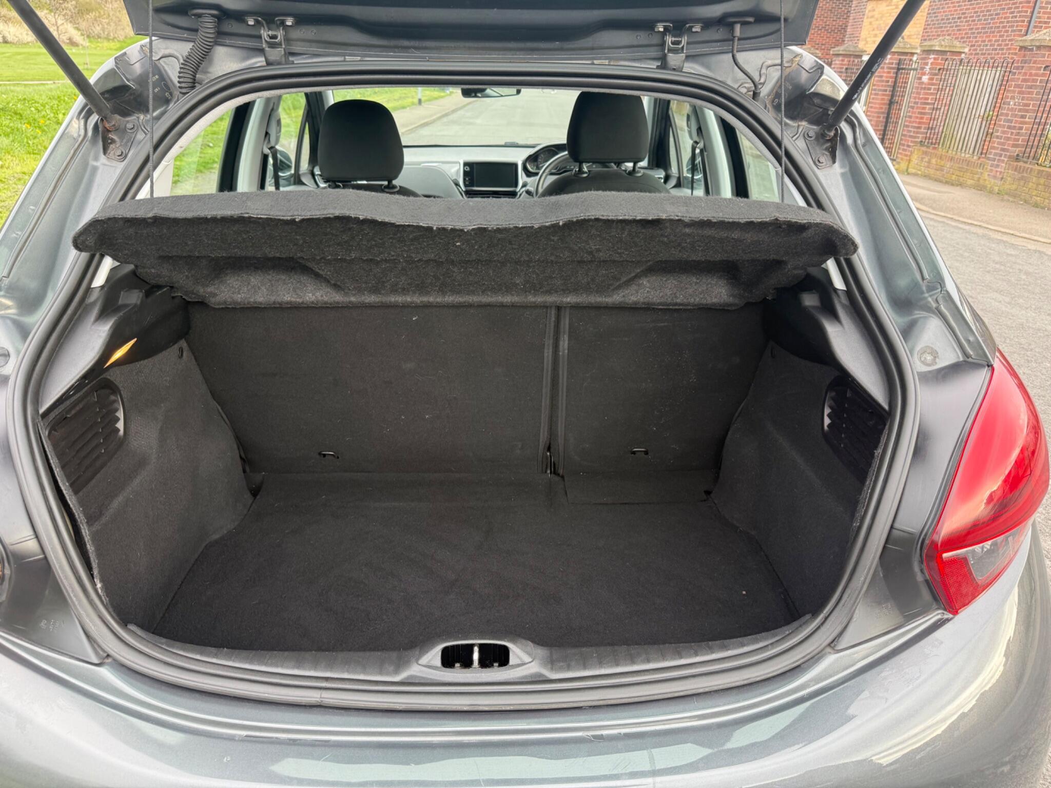 Peugeot 208 - Image 11