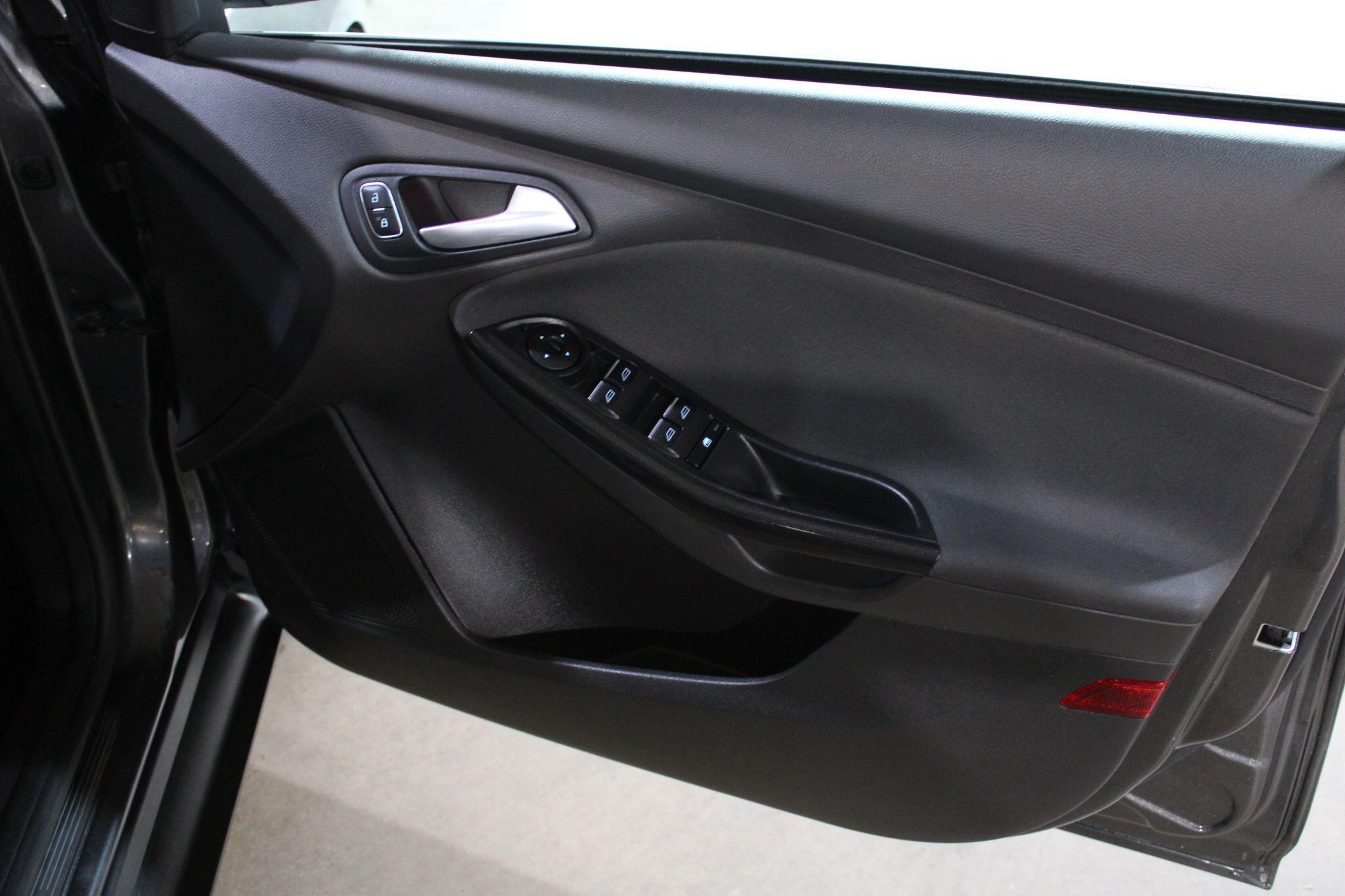 Ford Focus - Image 20