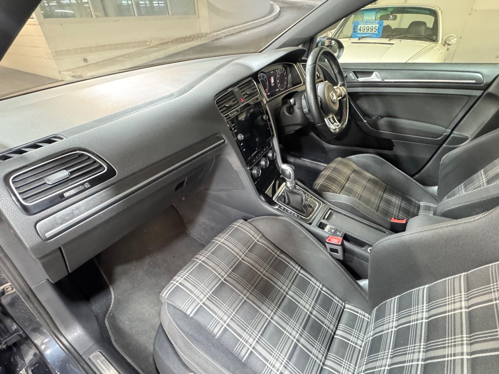 Volkswagen Golf - Image 10