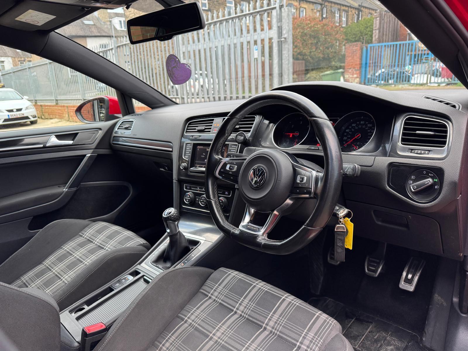 Volkswagen Golf - Image 24