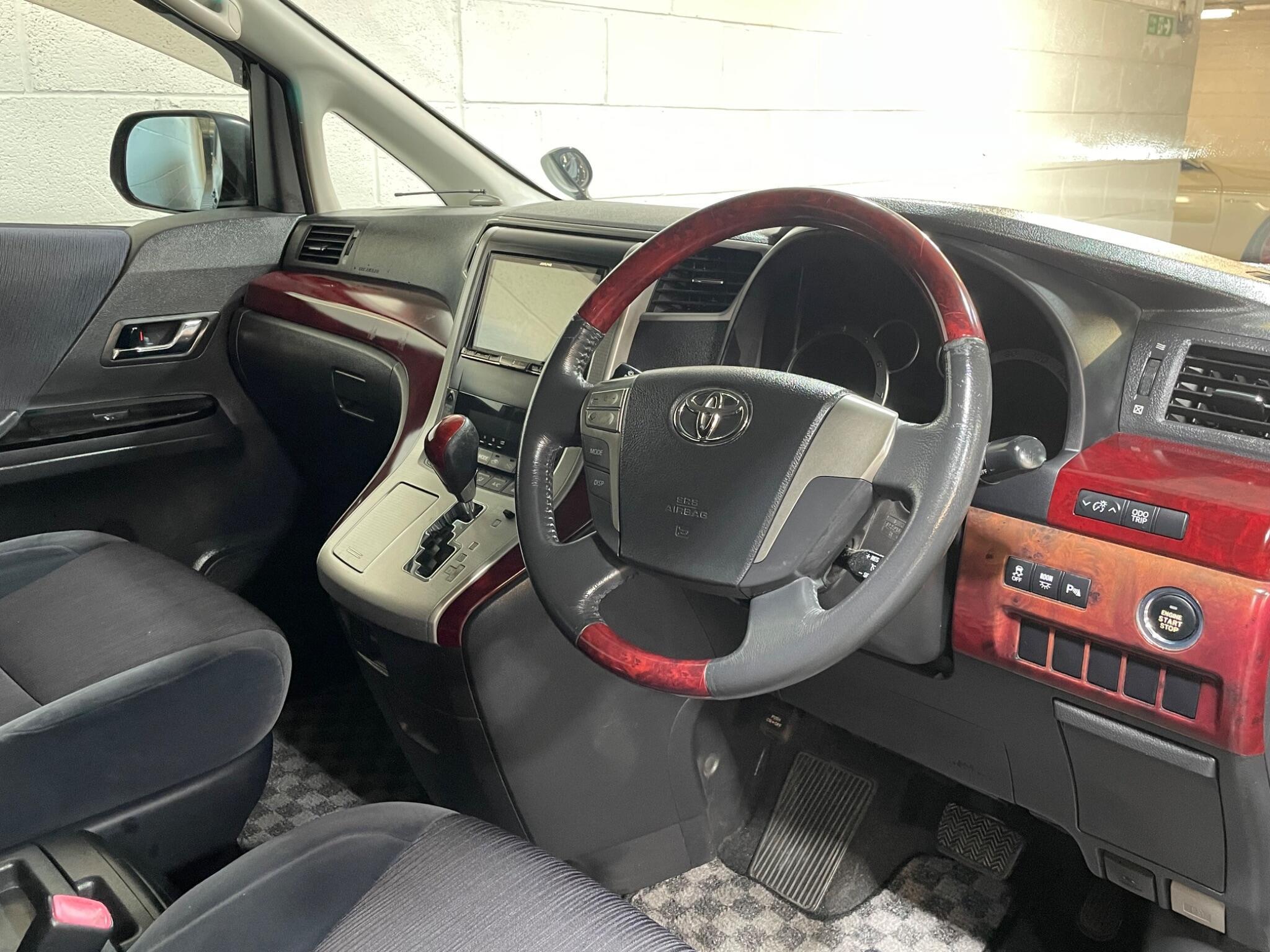 Toyota Vellfire - Image 9