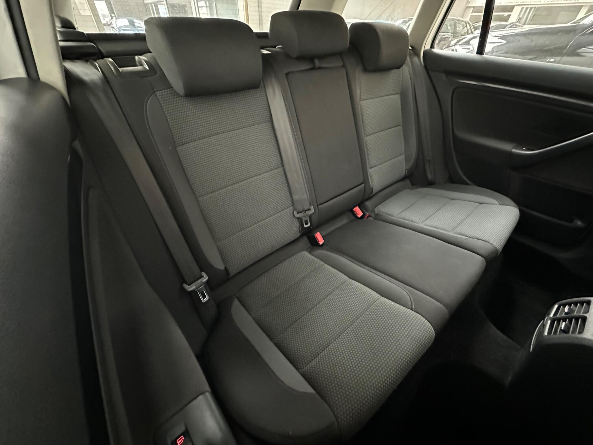 Volkswagen Golf - Image 9