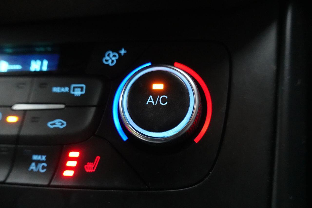 Ford Focus - Image 38