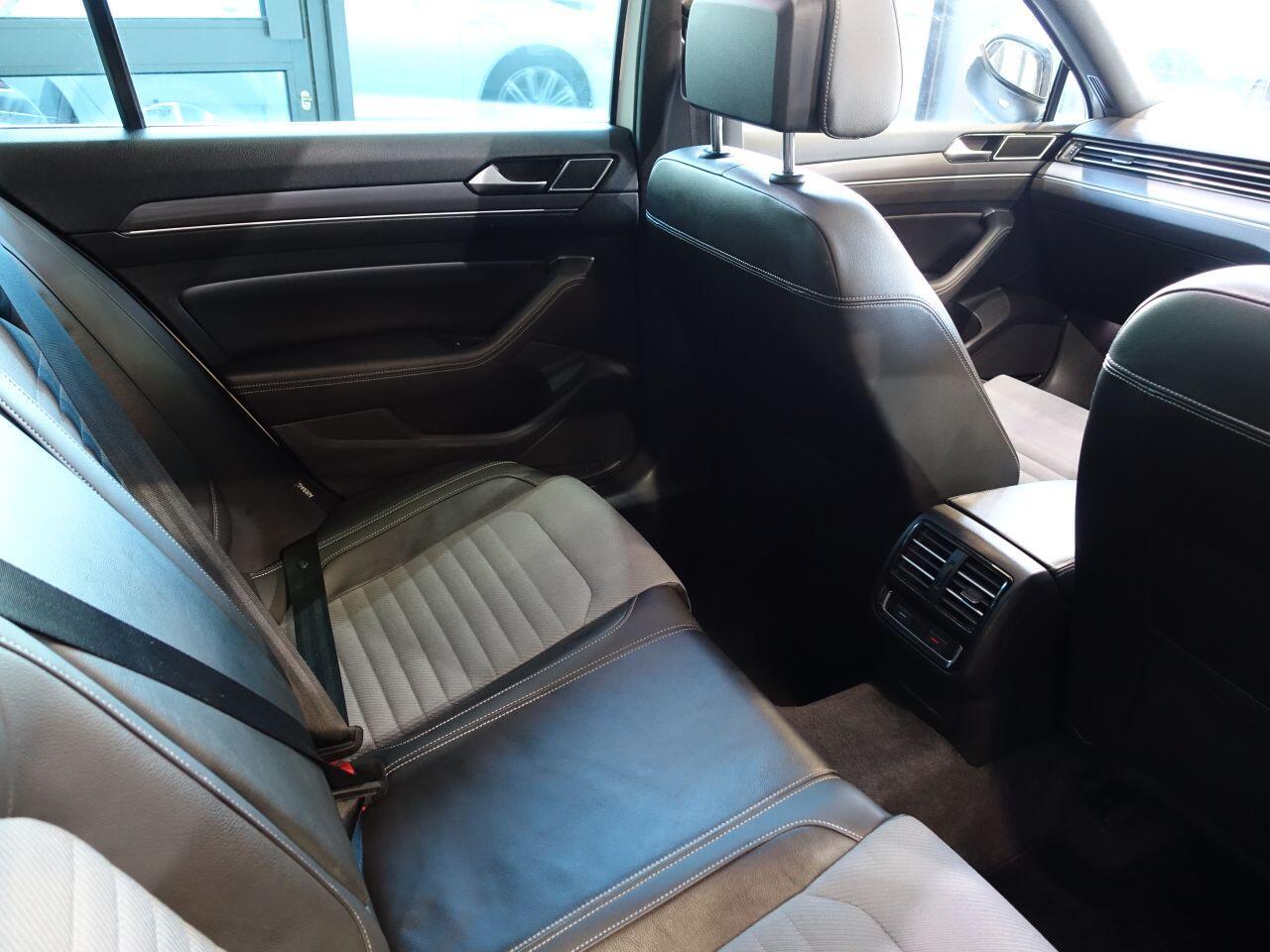 Volkswagen Passat - Image 22