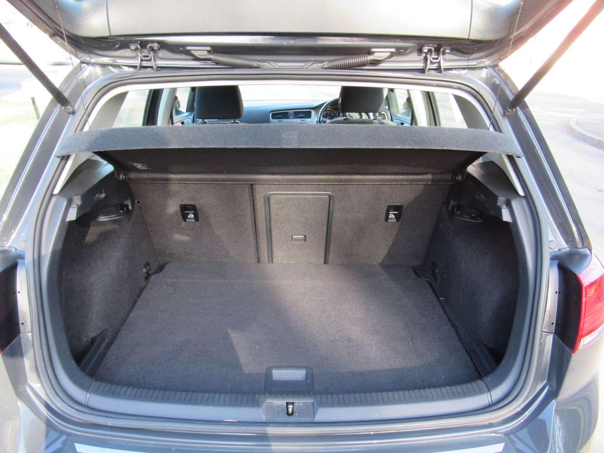 Volkswagen Golf - Image 18