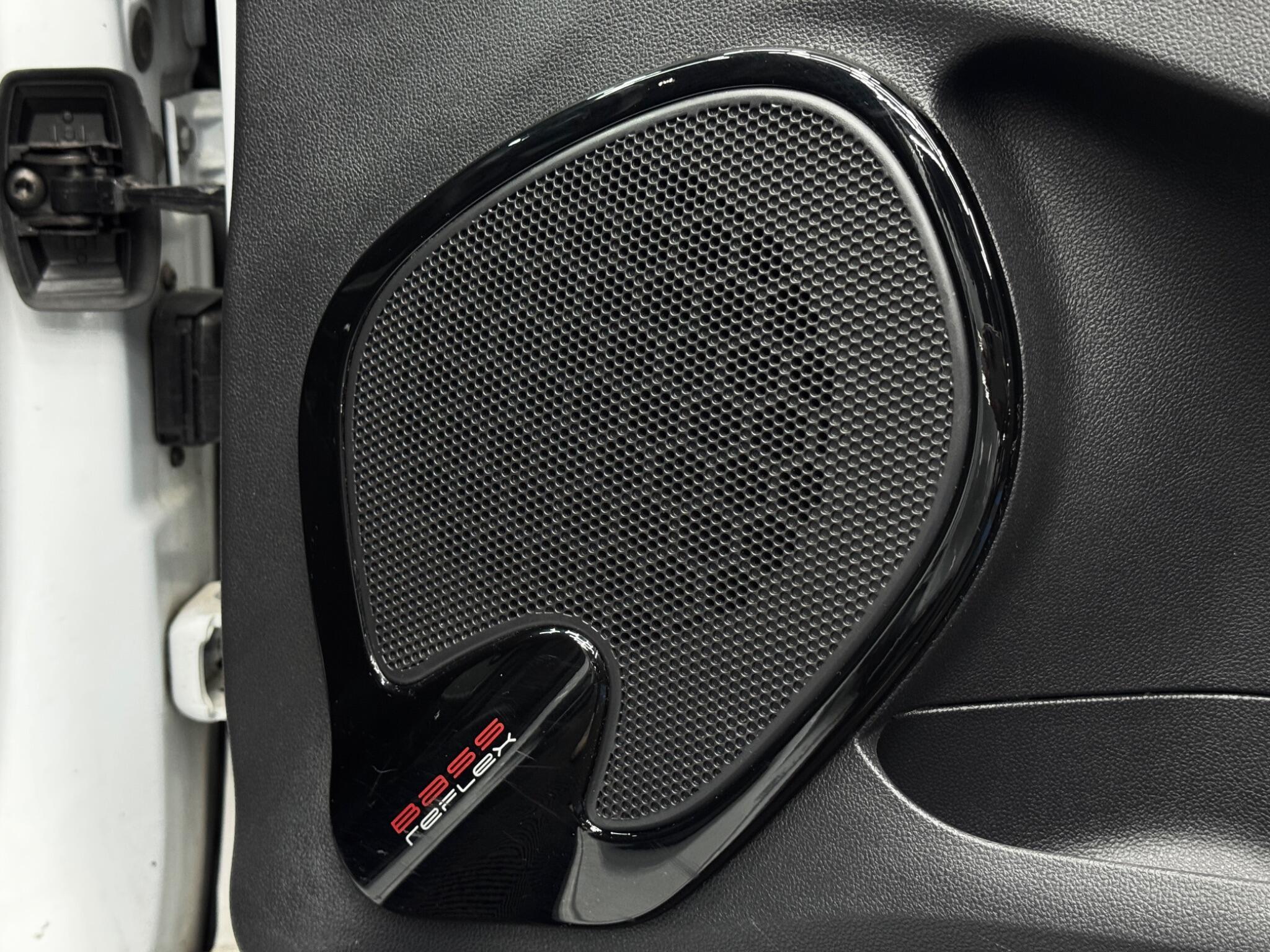 Renault Clio - Image 37