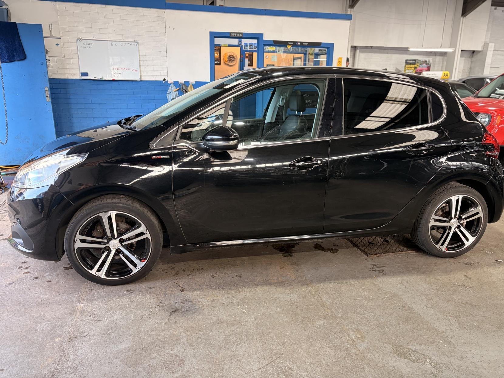 Peugeot 208 - Image 4