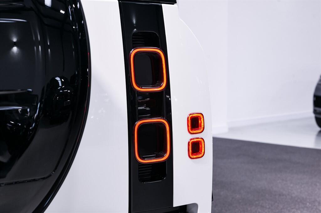 Land Rover Defender 90 - Image 11