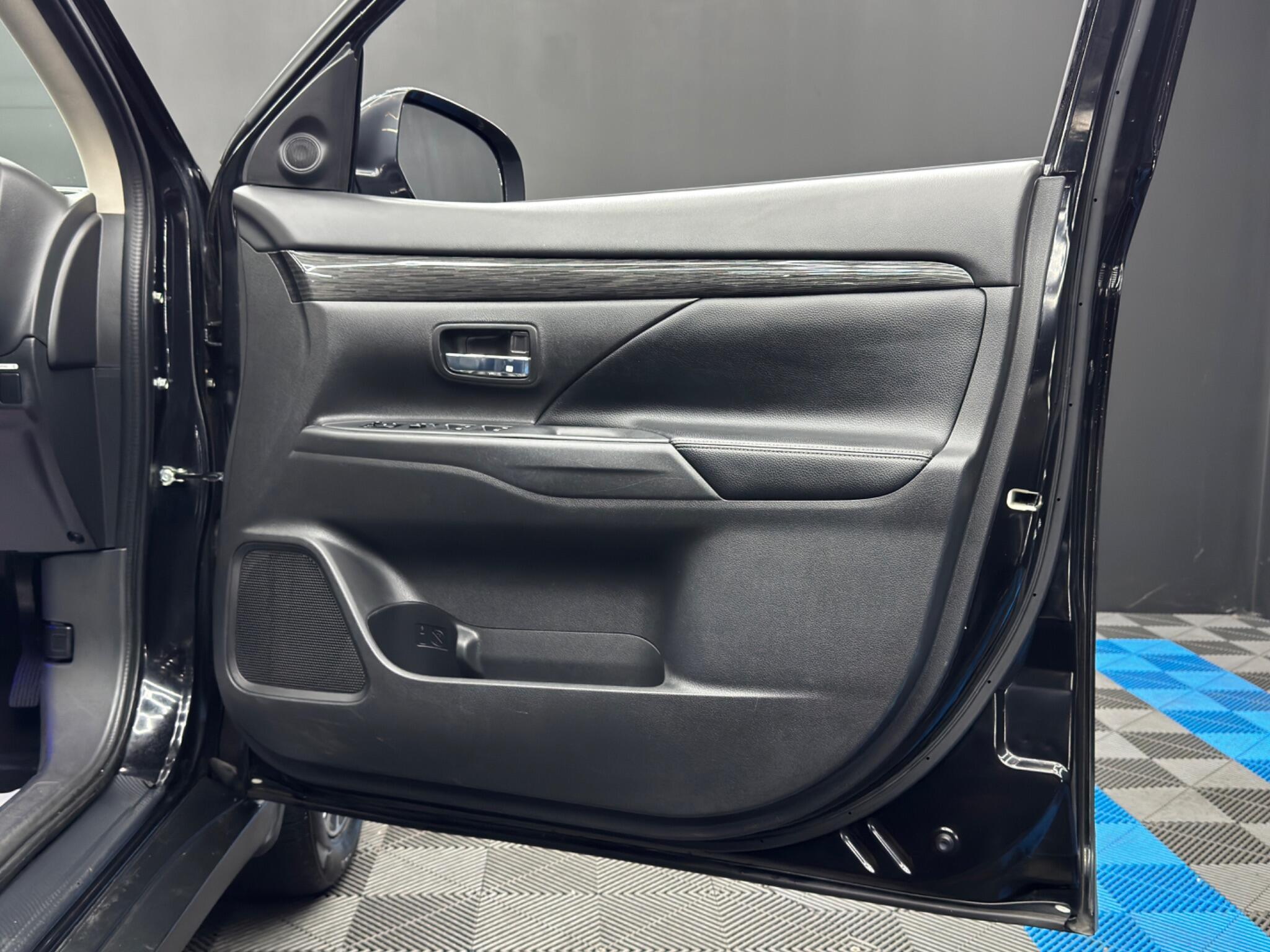 Mitsubishi Outlander - Image 36