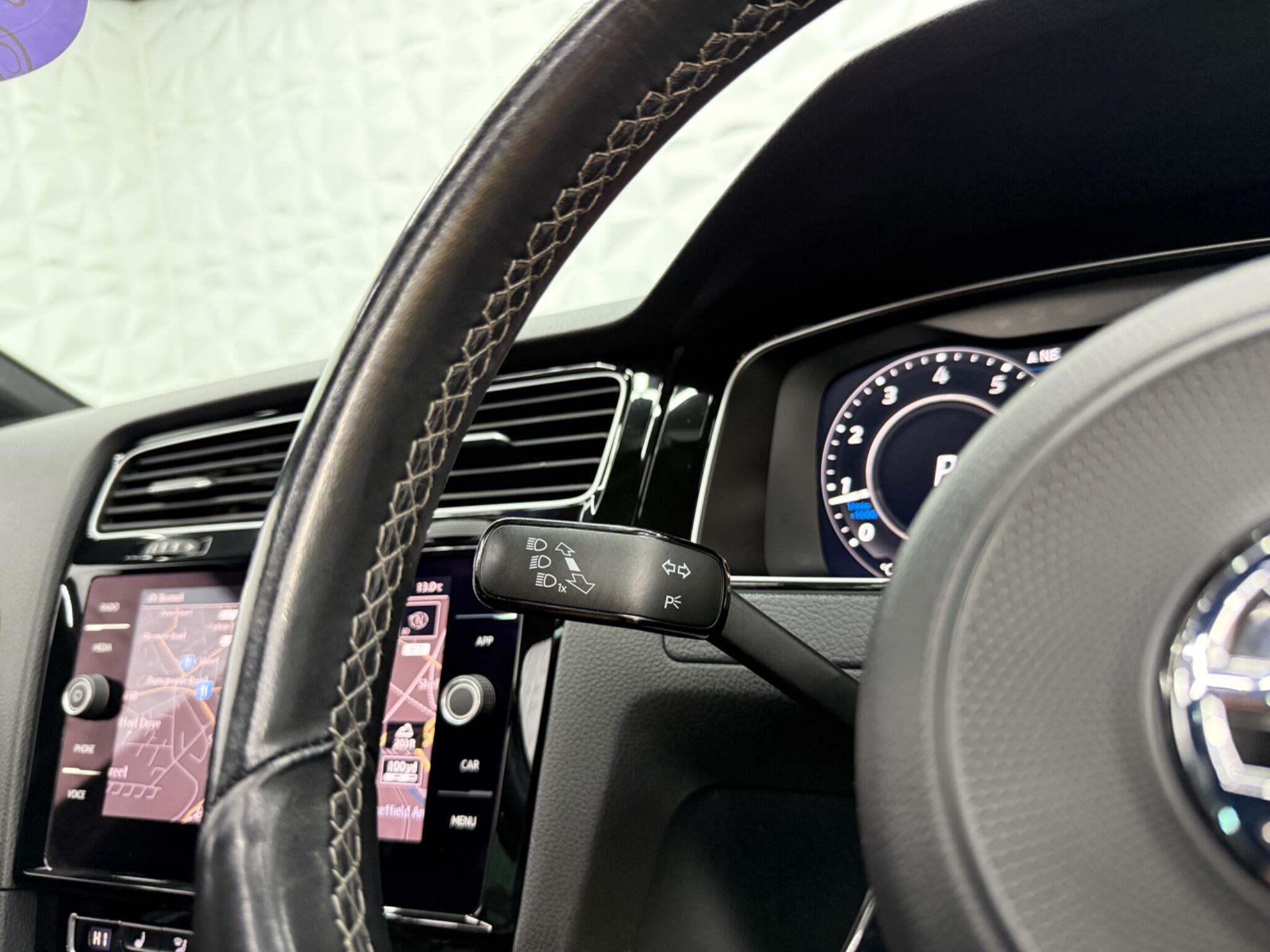 Volkswagen Golf - Image 30