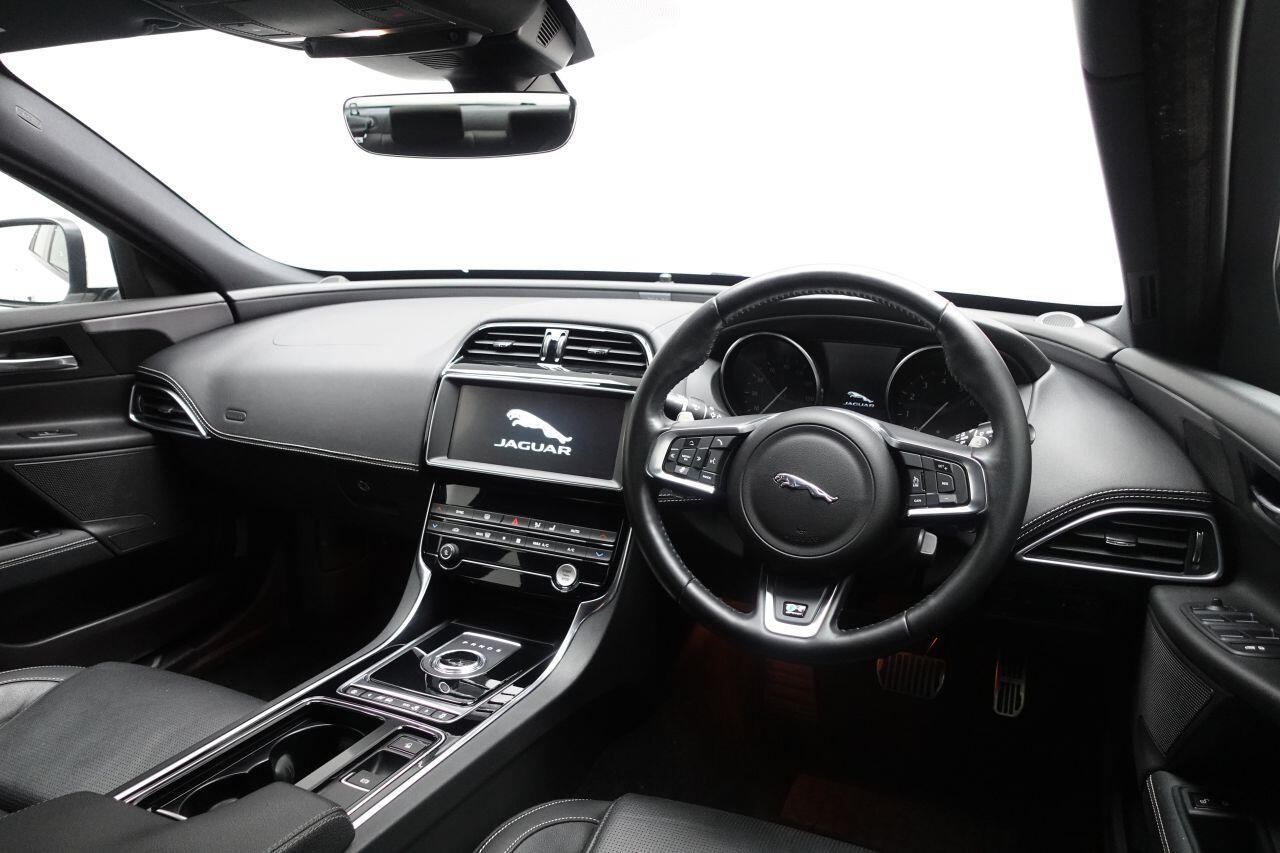 Jaguar XE - Image 15