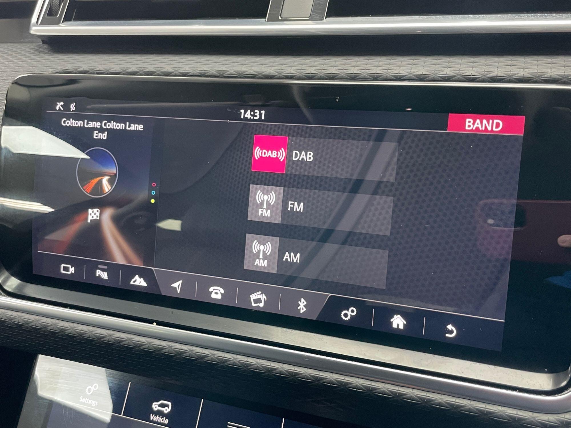 Land Rover Range Rover Velar - Image 45