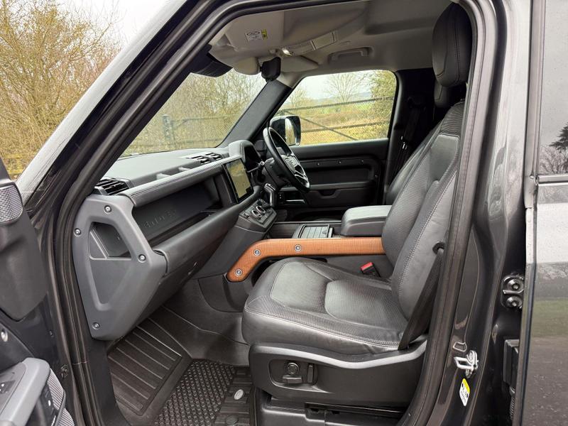 Land Rover DEFENDER 110 - Image 3