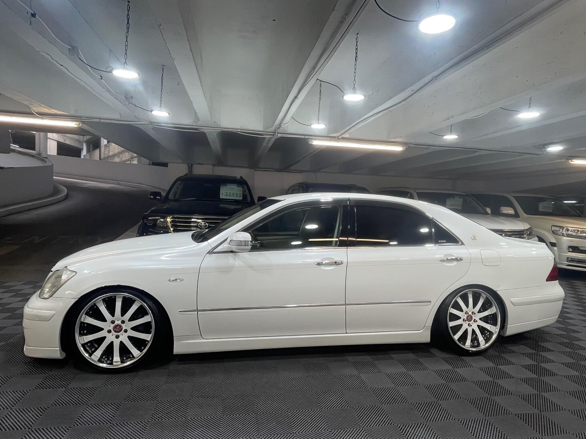 Toyota CROWN - Image 2