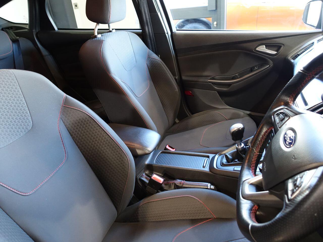 Ford Focus - Image 13