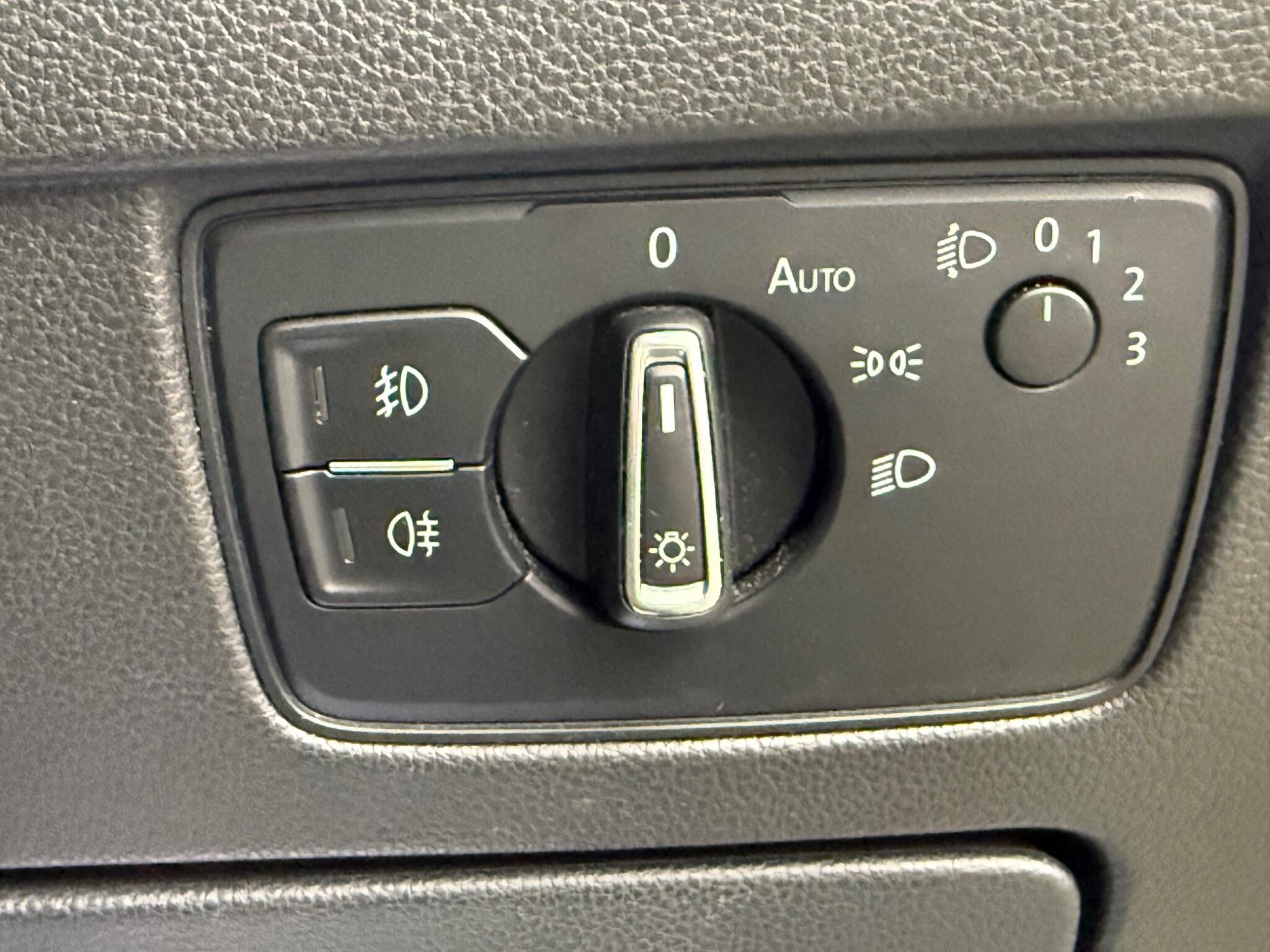 Volkswagen Passat - Image 25